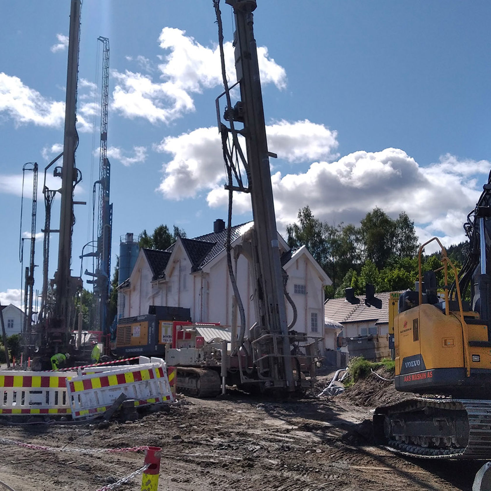 En skog av kraner midt i et boligområde.