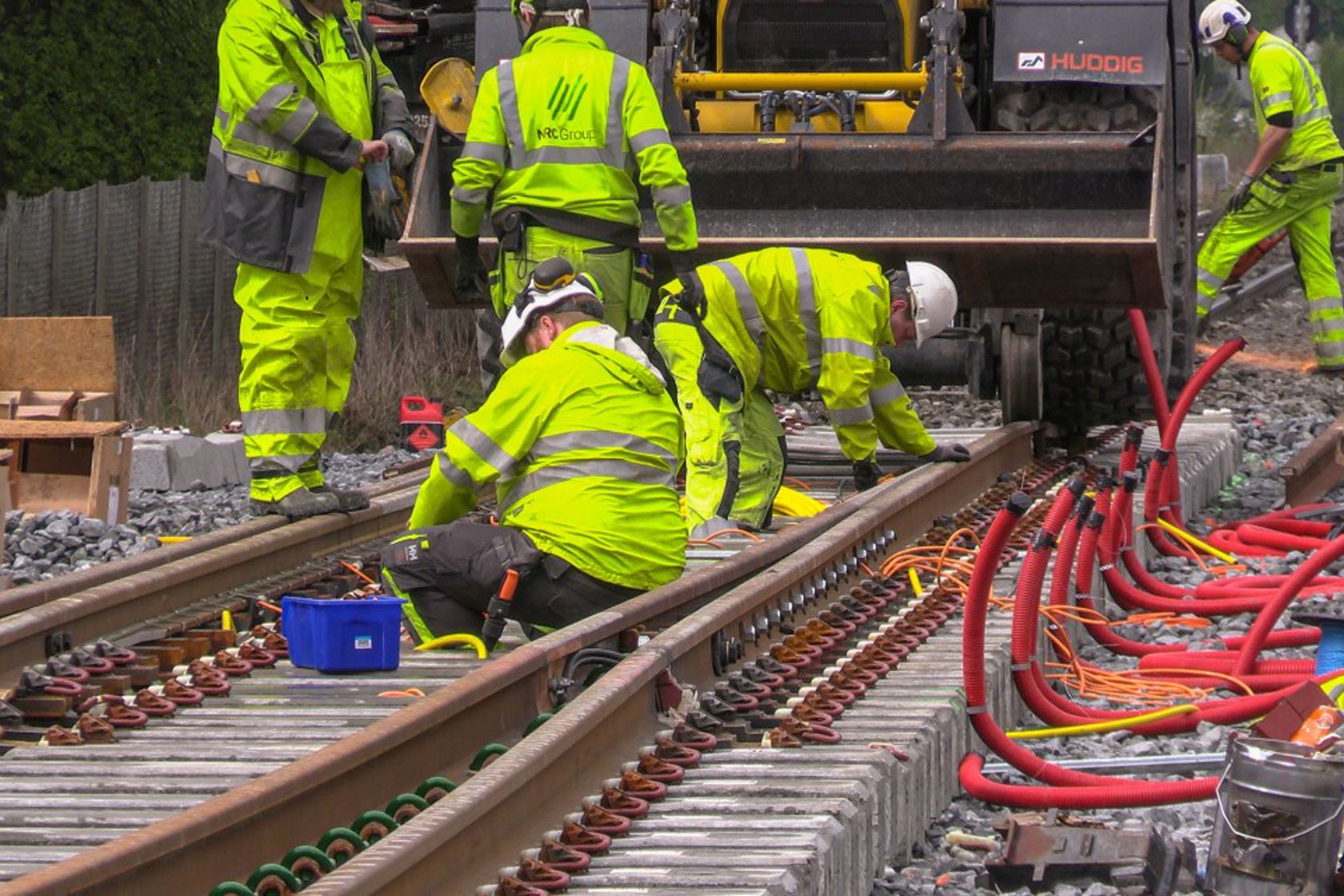 Arbeidere som jobber på jernbanen