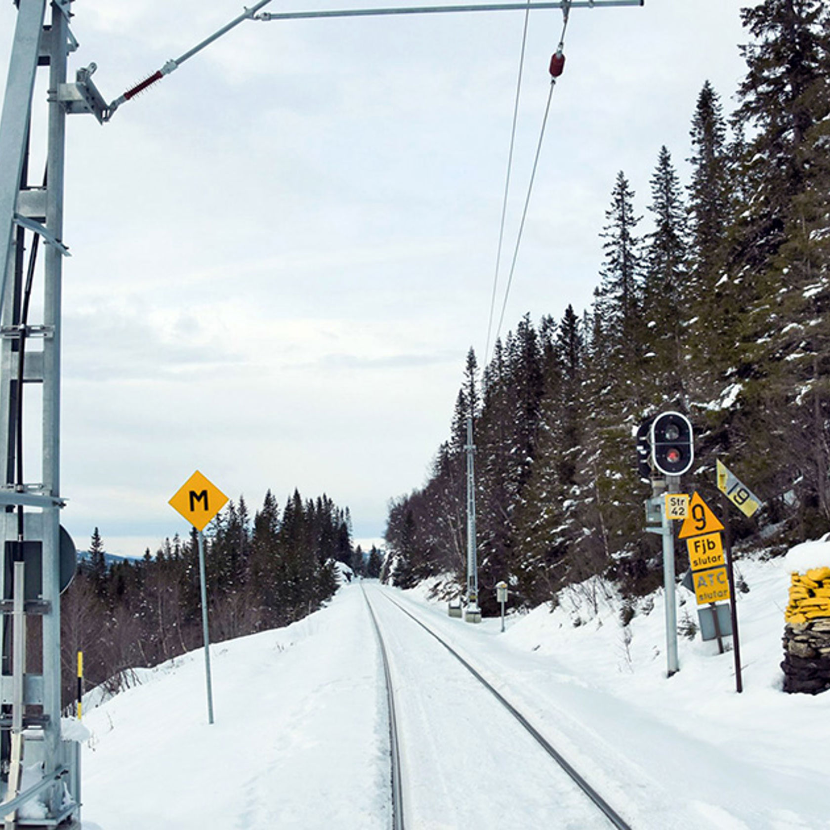 Her er det slutt på strømmen. Bildet viser siste mast på Meråkerbanen på grensa mellom Sverige og Norge.