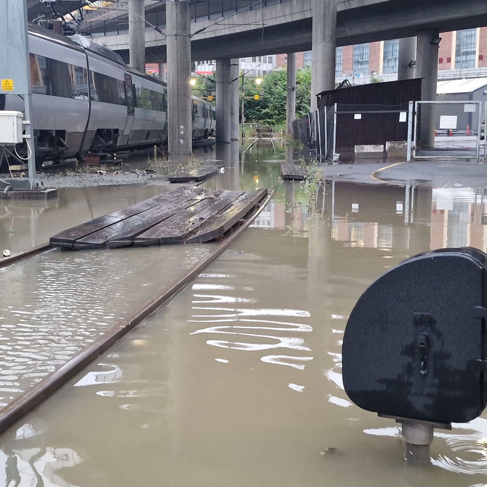 Togskinner ligger under vann i Lodalen togparkeringsanlegg.