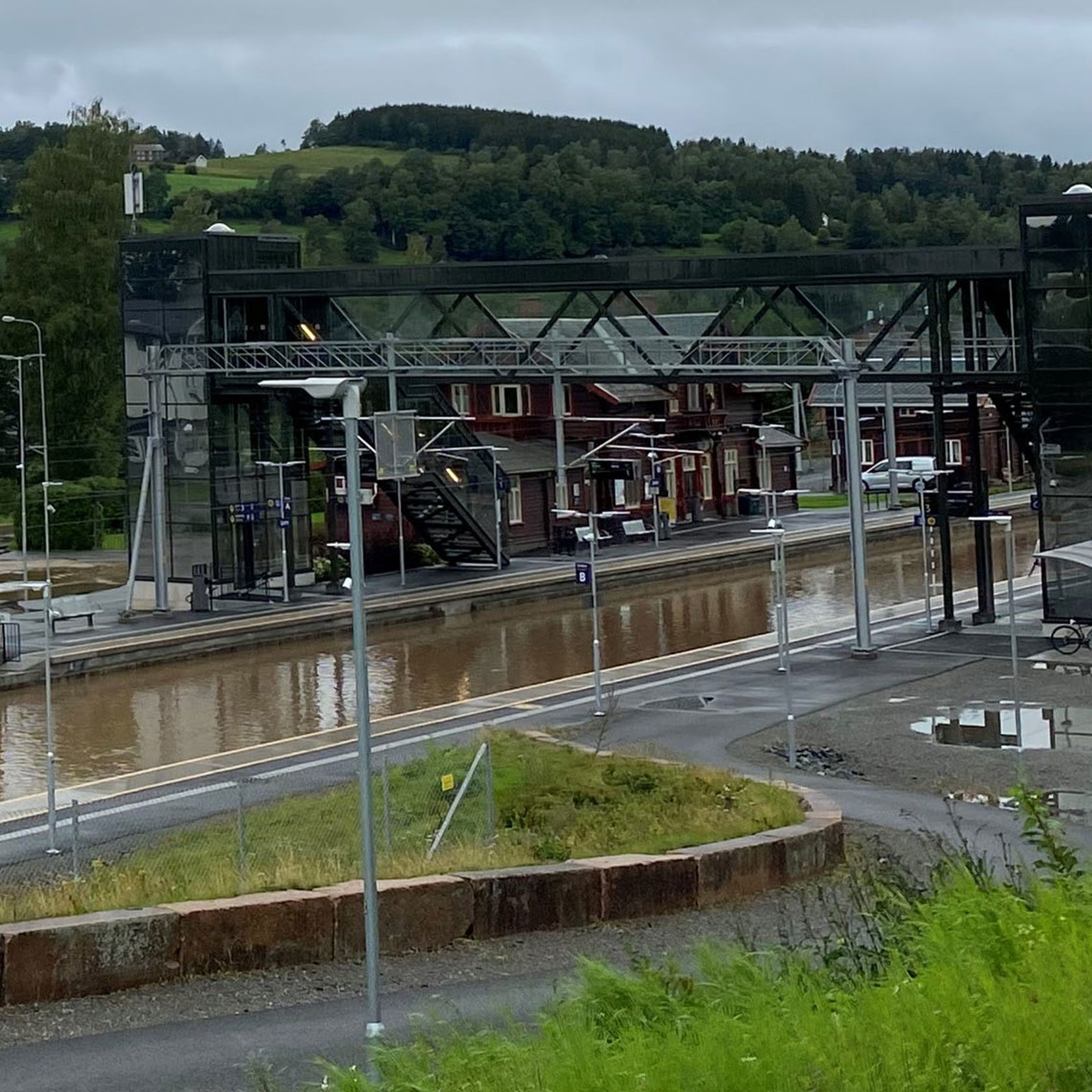 Jernbanesporene er dekket av vann på Jaren stasjon