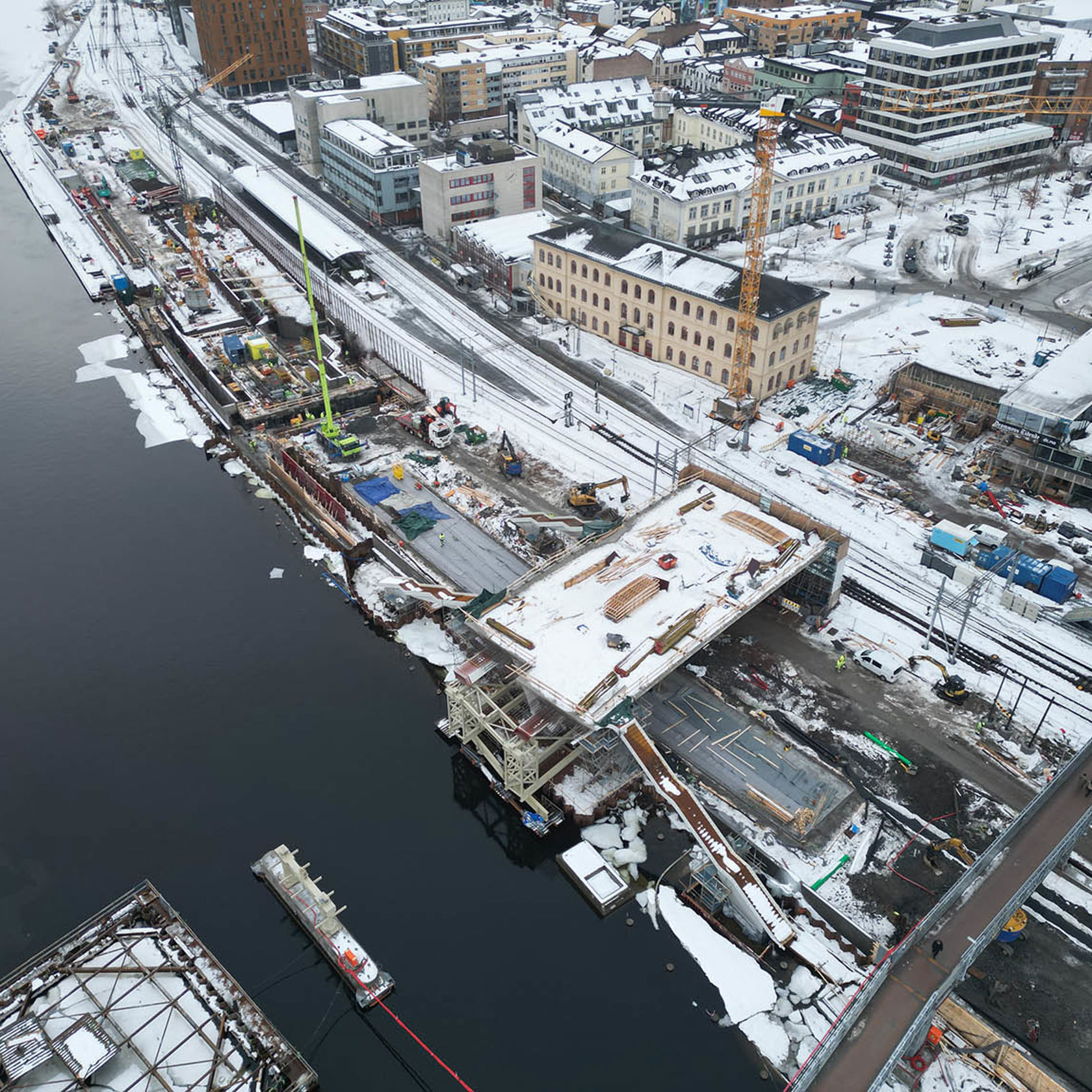  Oversiktsbilde av byggeplass foran stasjonsbygget.