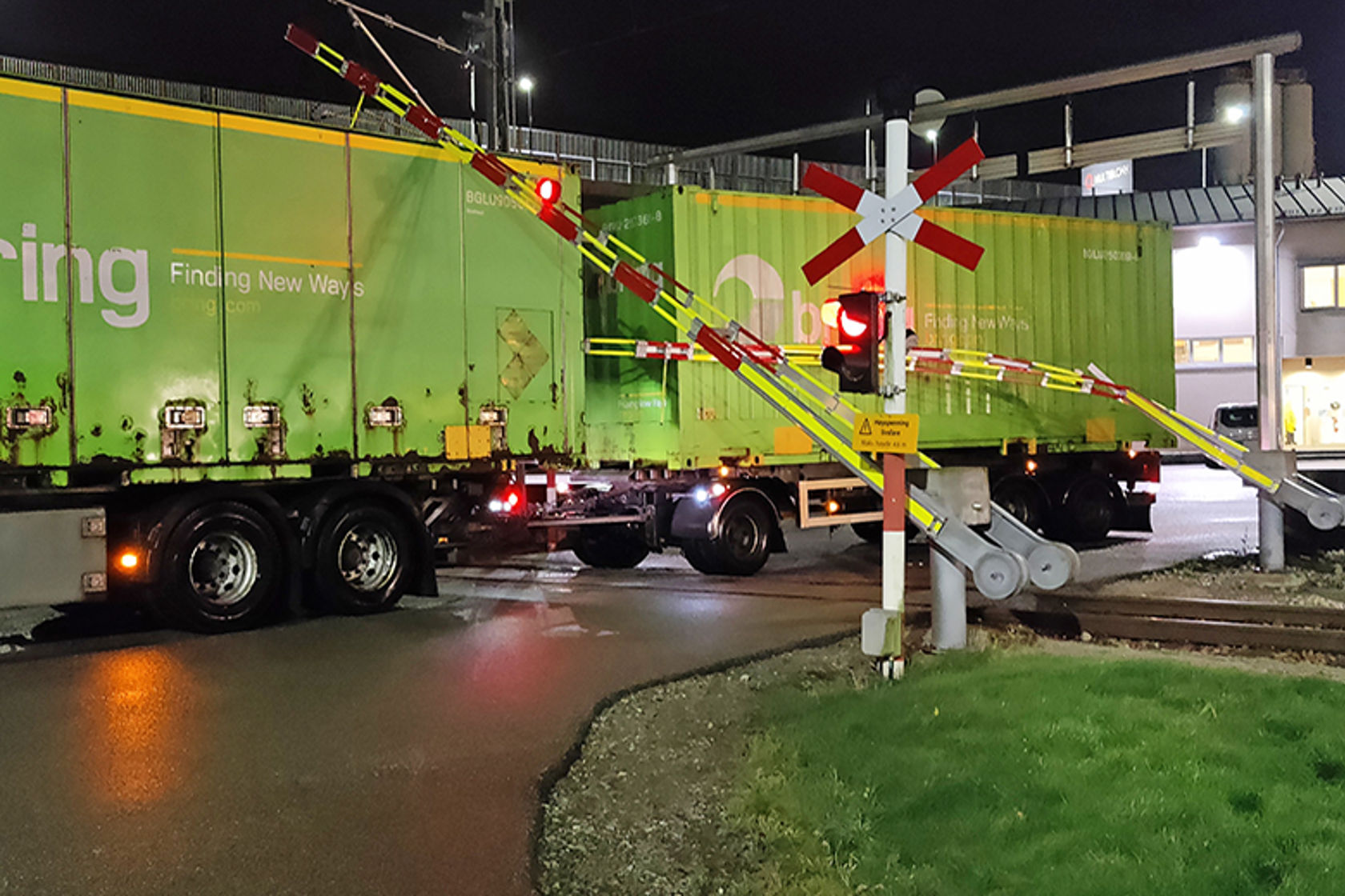 Bilde av en lastebil som har fått stopp på en planovergang.