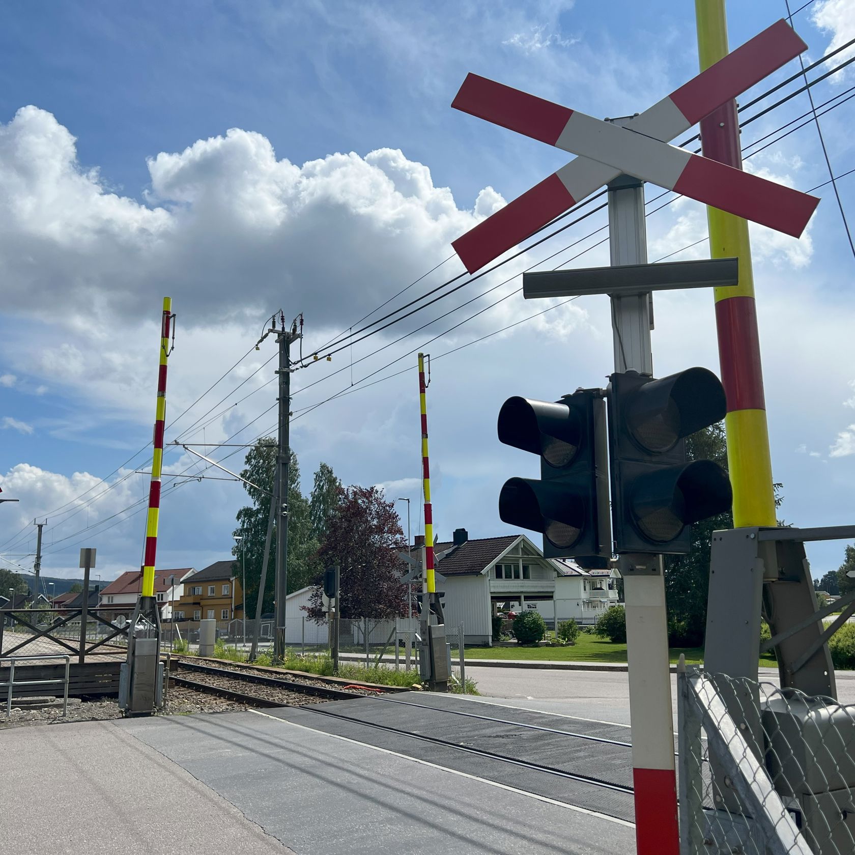 Planovergang på jernbanen. Bommene er oppe.