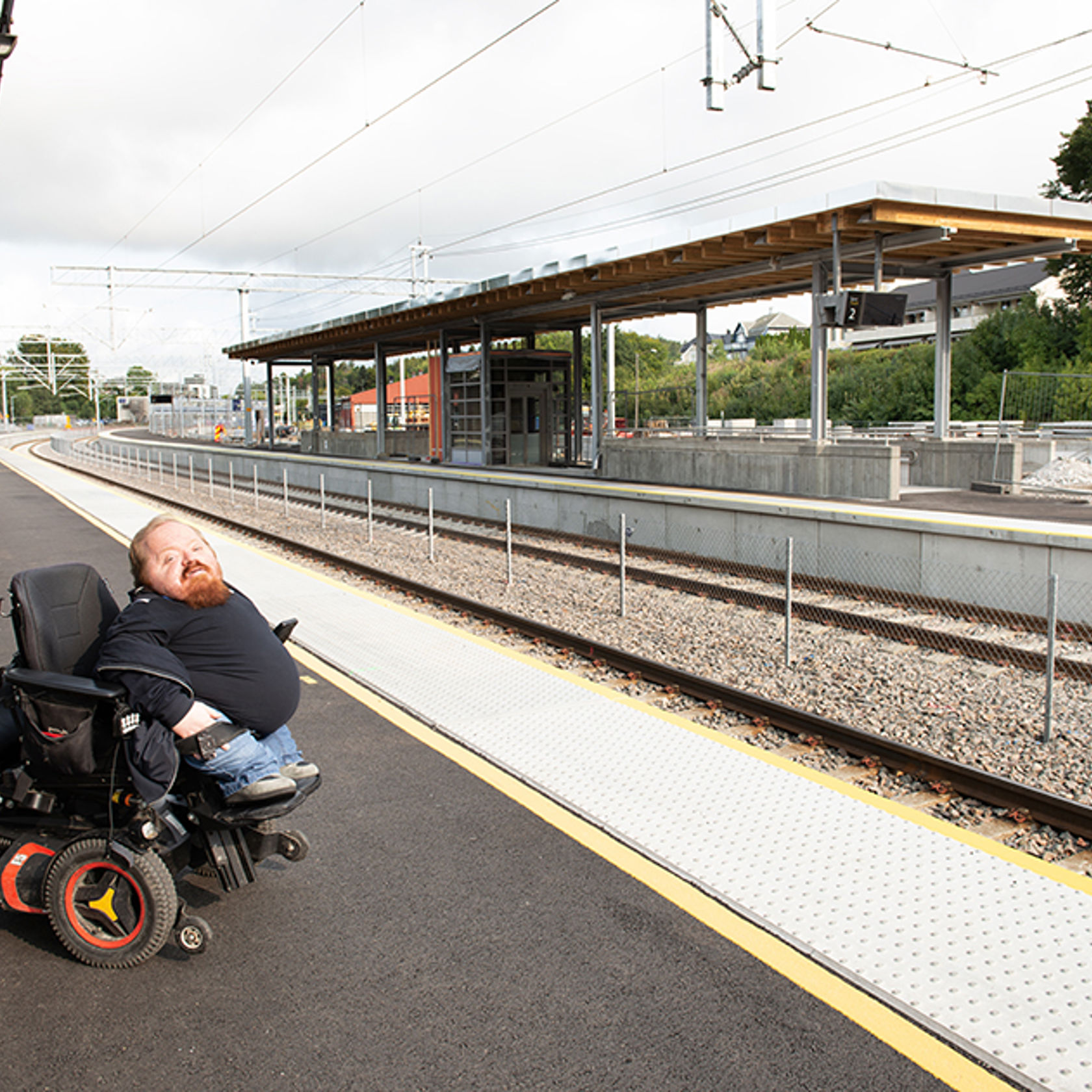 Mann i rullestol på stasjon