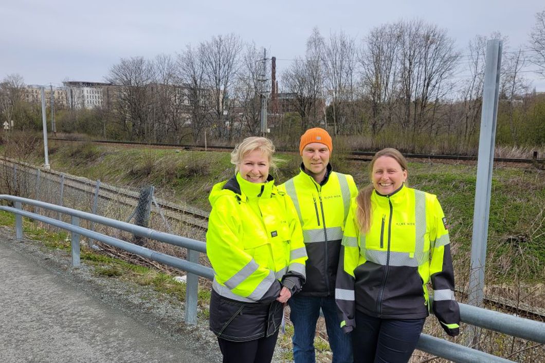 Ved Marienborg stasjon møtes dagens elektriske og dieseldrevne jernbane i Trøndelag. Dovrebanen bakerst i bildet ble elektrifisert i 1970, mens Stavne-Leangenbanen nærmest i bildet blir elektrifisert over 50 år senere. Bildet viser Stine Wist, prosjektsjef i Utbygging Midt, elektrifiseringsprosjekts leder Ola Grendal og delprosjektleder KL/AT Bente Roheim.