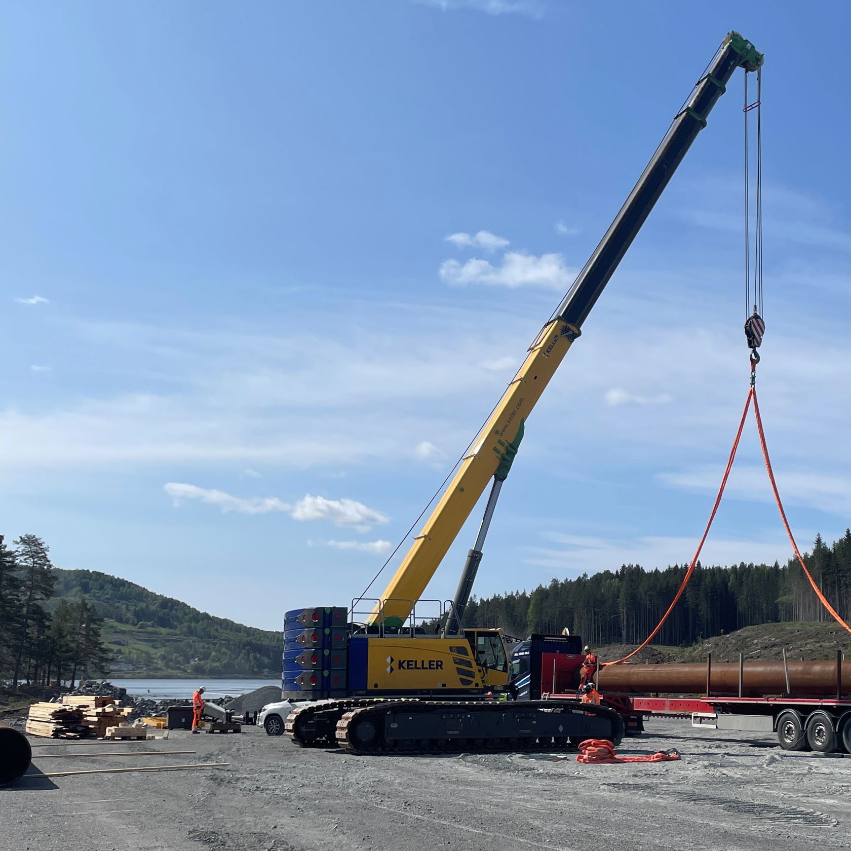 Heisebil, stålrør og mennesker