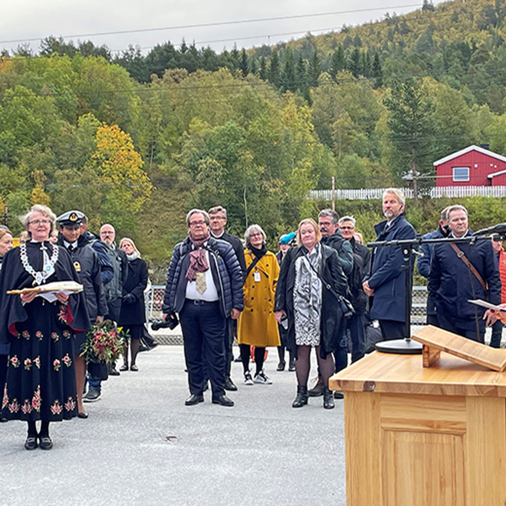 Bilde av konsernsjef Gorm Frimannslund som holder tale på Dombås stasjon.