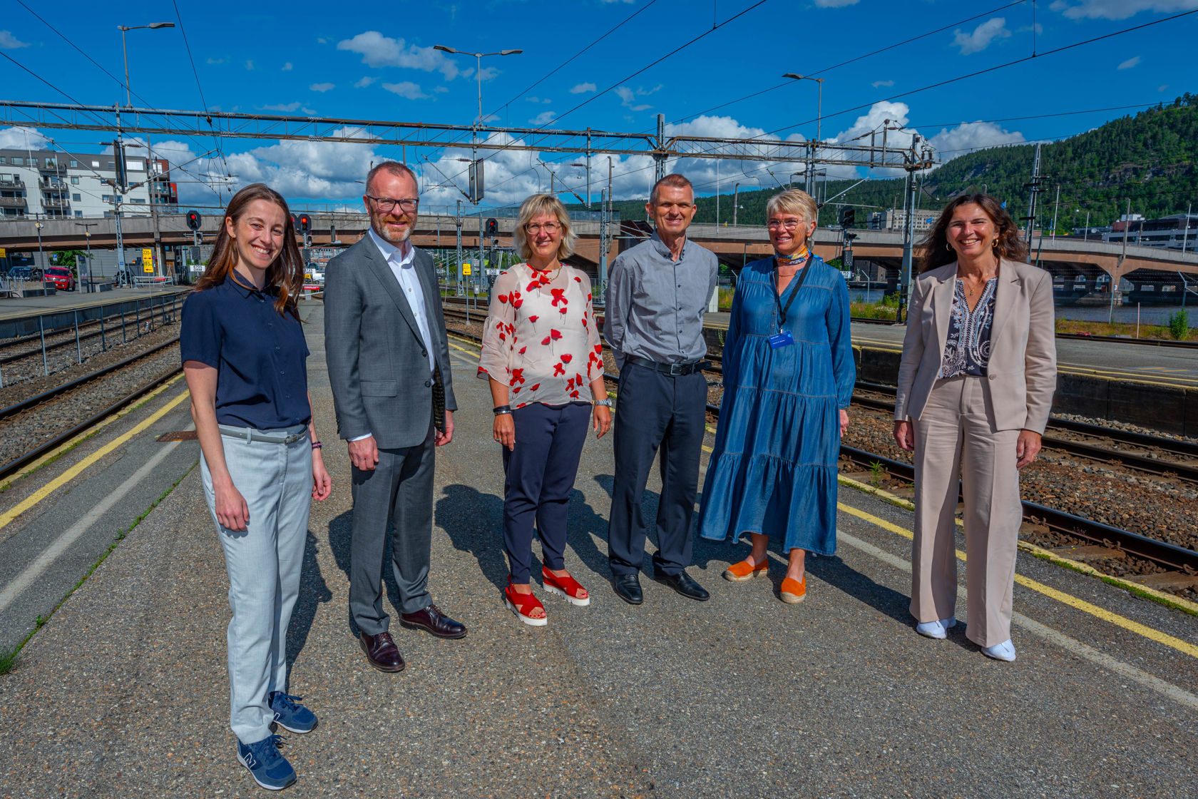 Bilde av en gruppe mennesker på Drammen stasjon