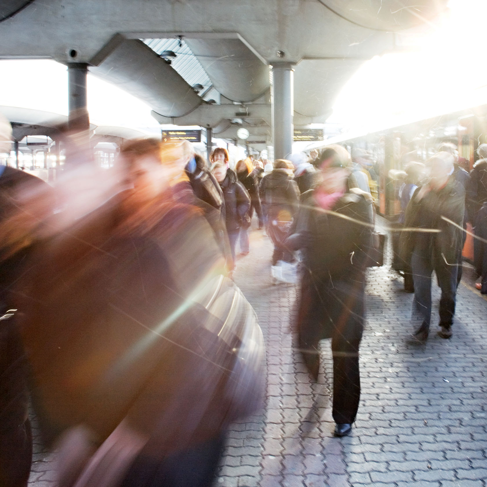 Mange folk kommer fra et tog på perrongen på Oslo S.