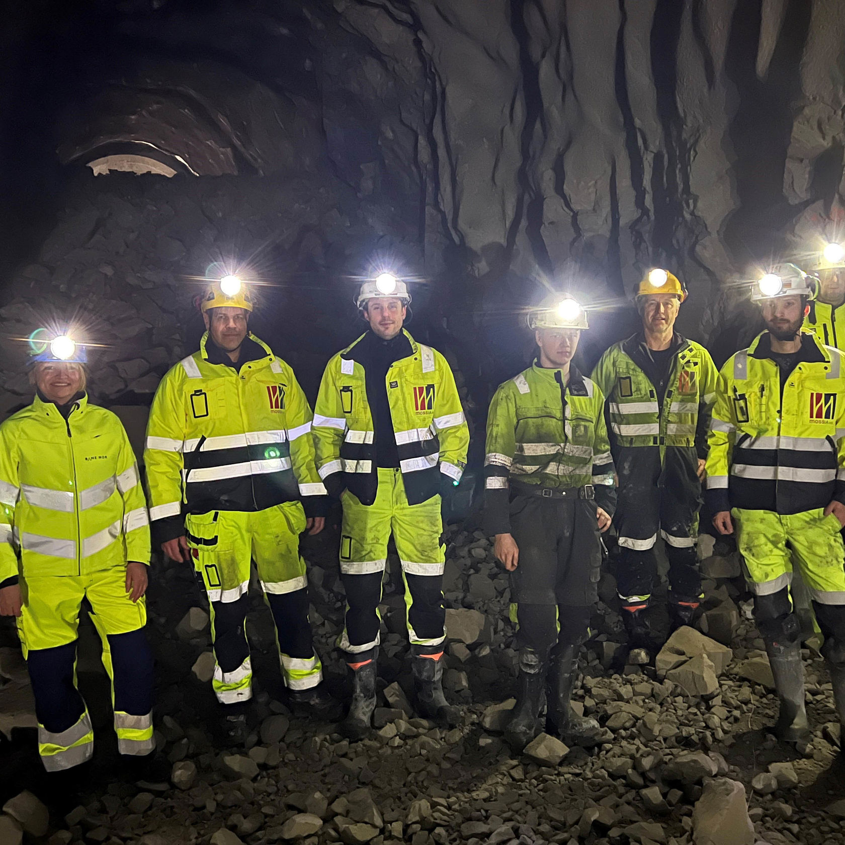 Menn og kvinner i vernetøy avbildet i tunnel