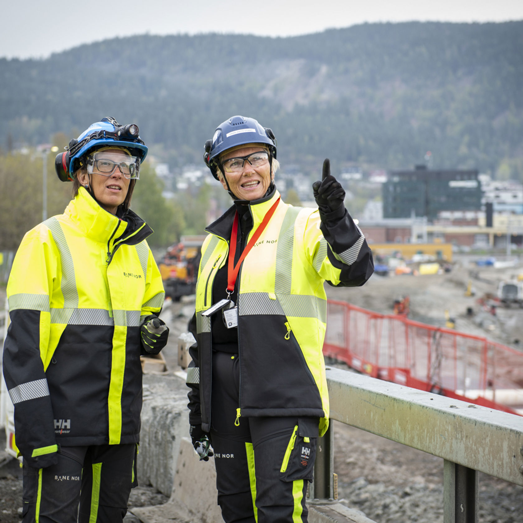 To kvinner i vernetøy ute på anlegg