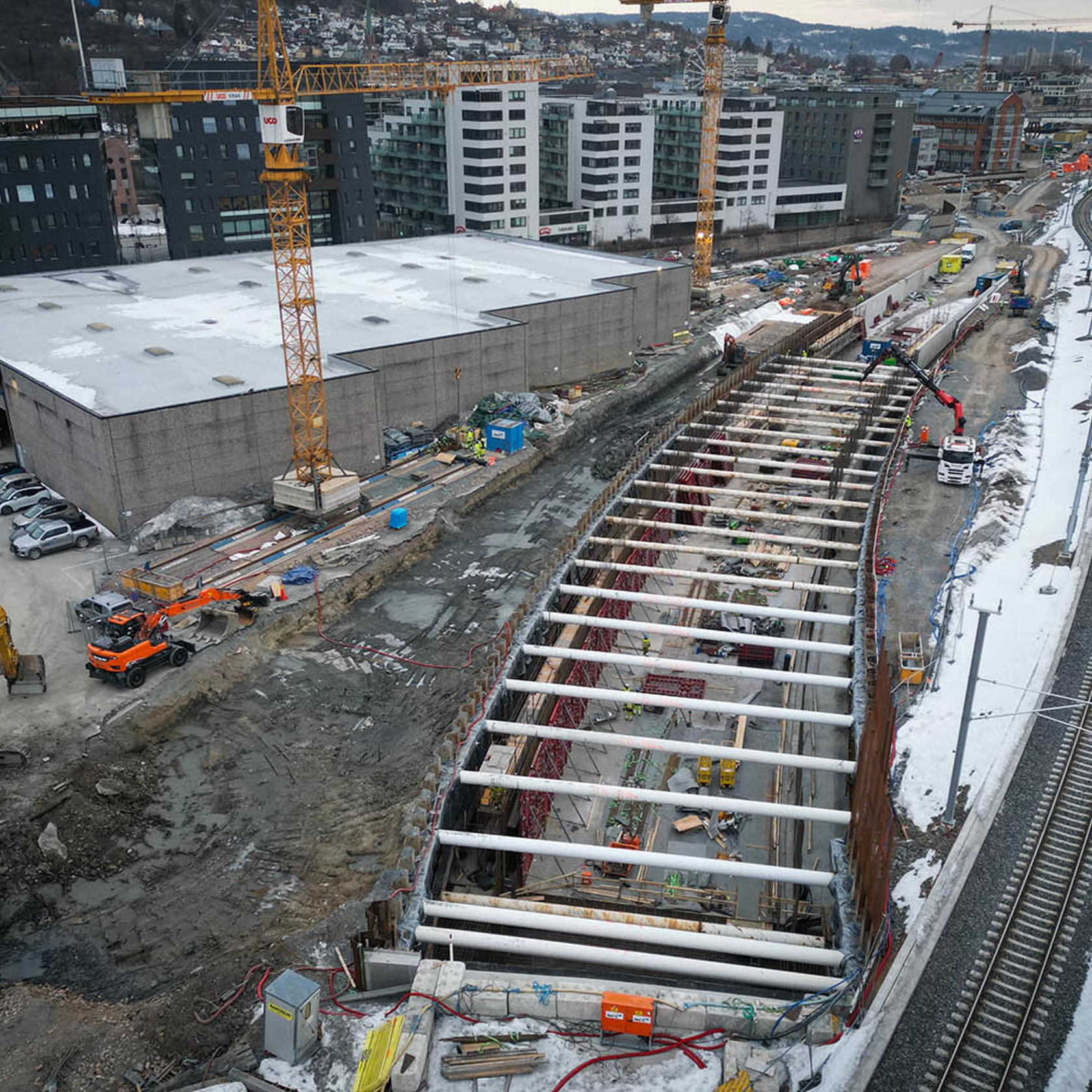 Byggegrop langs jernbaneskinner