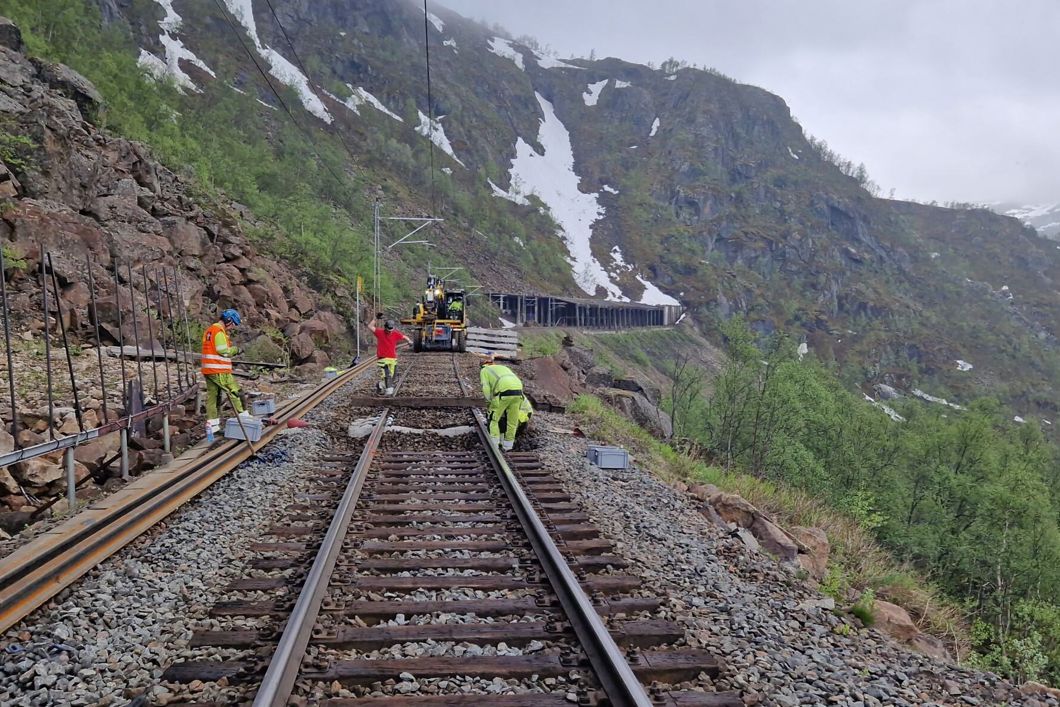 arbeidere jobber på Ofotbanen