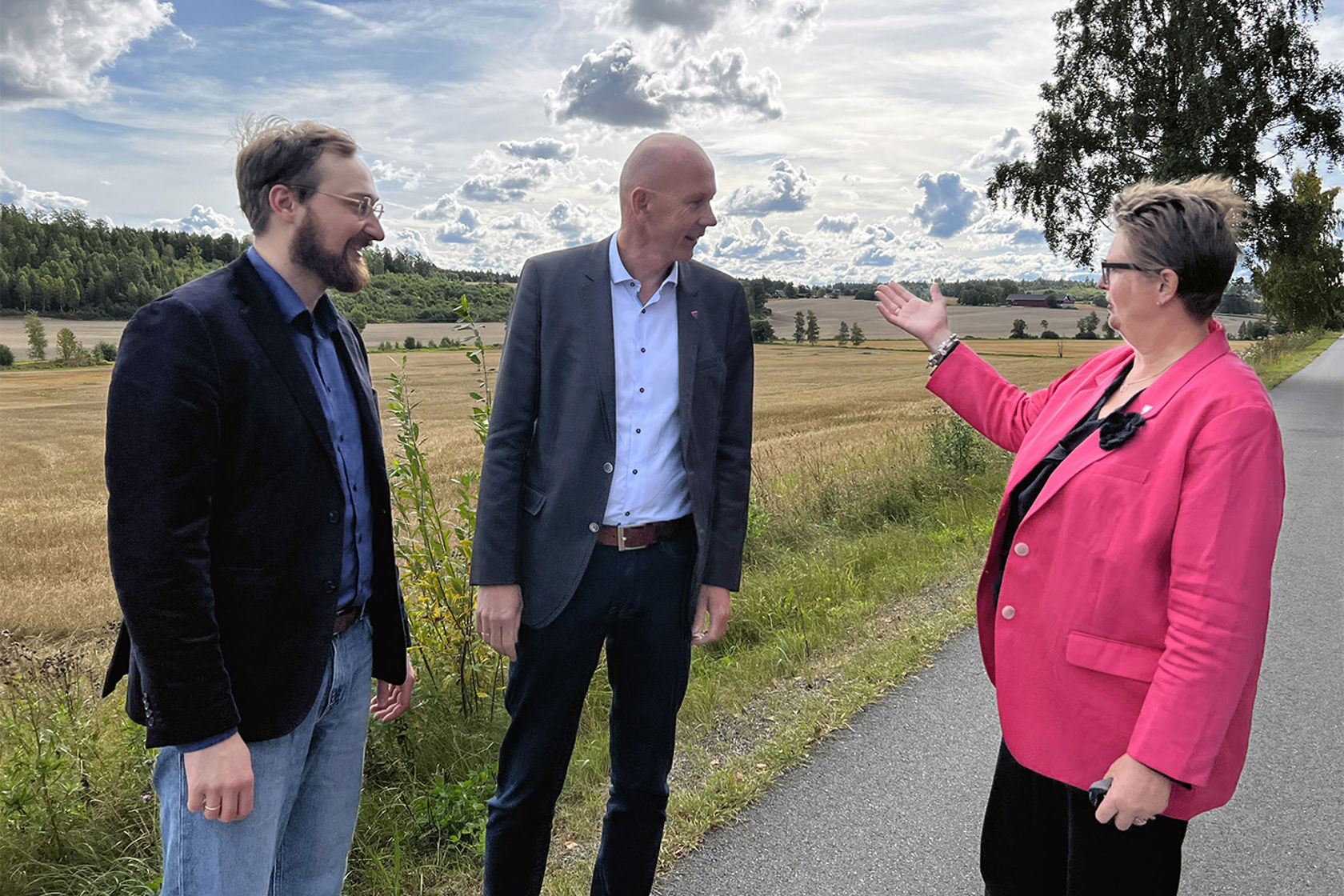 Prosjektsjef i Bane NOR står sammen med ordførere foran dyrka mark.