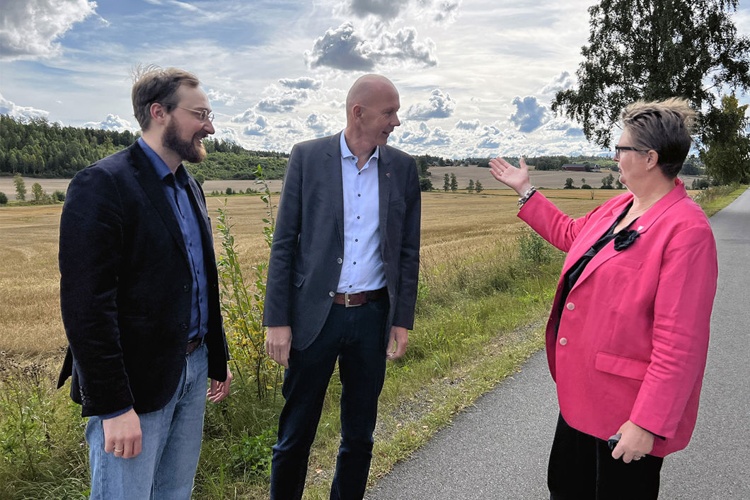 Prosjektsjef i Bane NOR står sammen med ordførere foran dyrka mark.