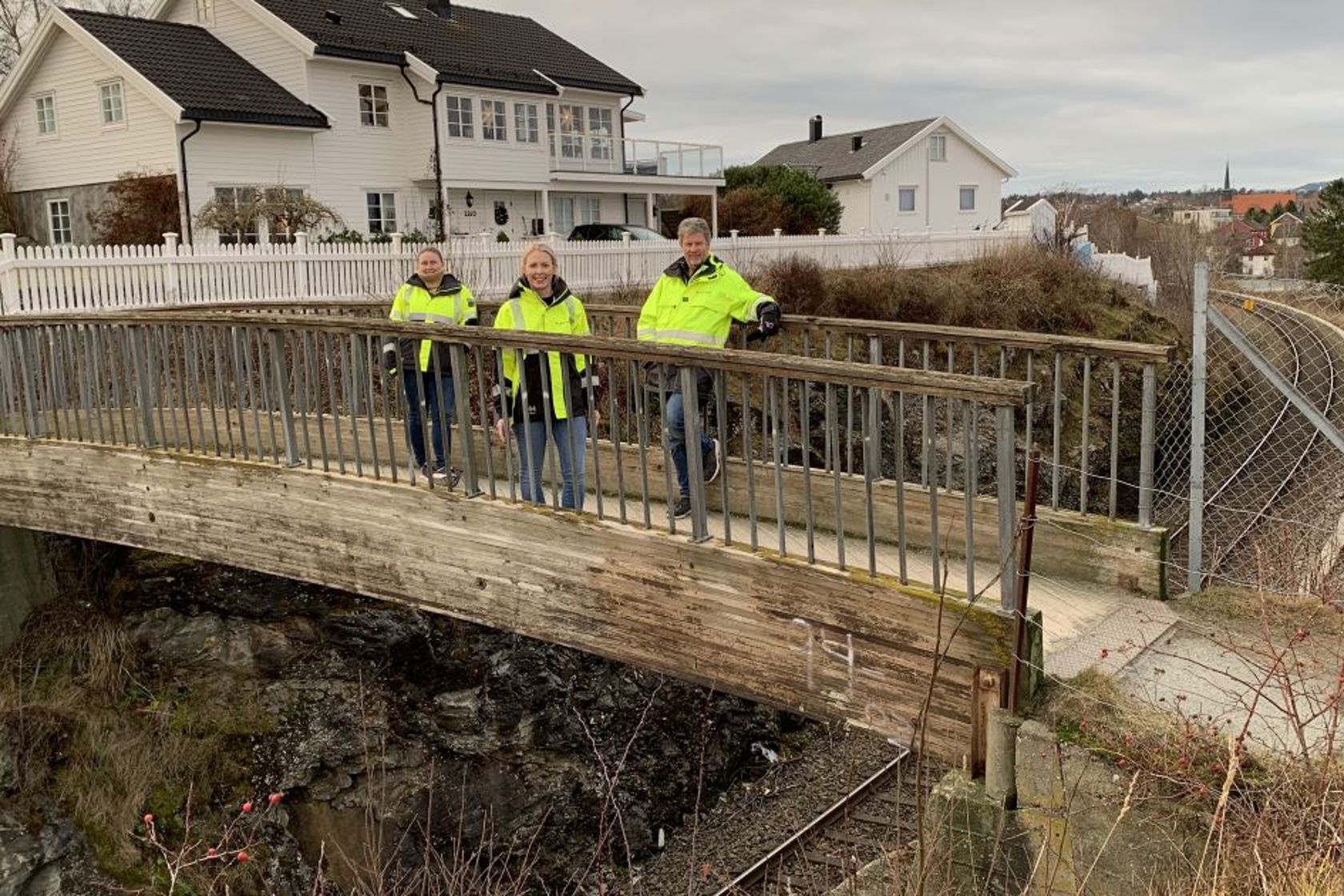 Bilde av deler av prosjektgruppen stående på Hansbakken bru ved Ranheim i Trøndelag.