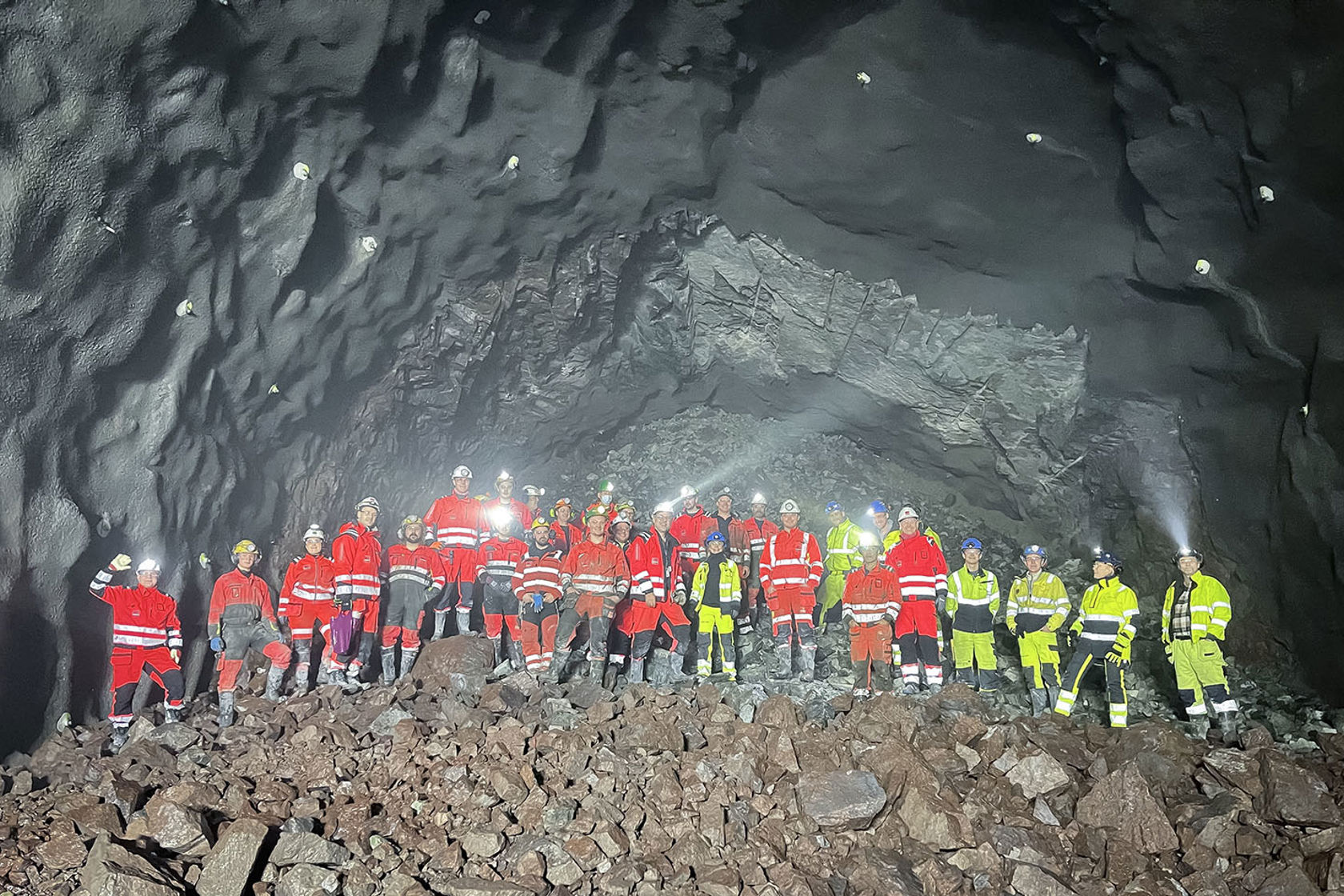 Bilde av mennesker i vernetøy i en tunnel.