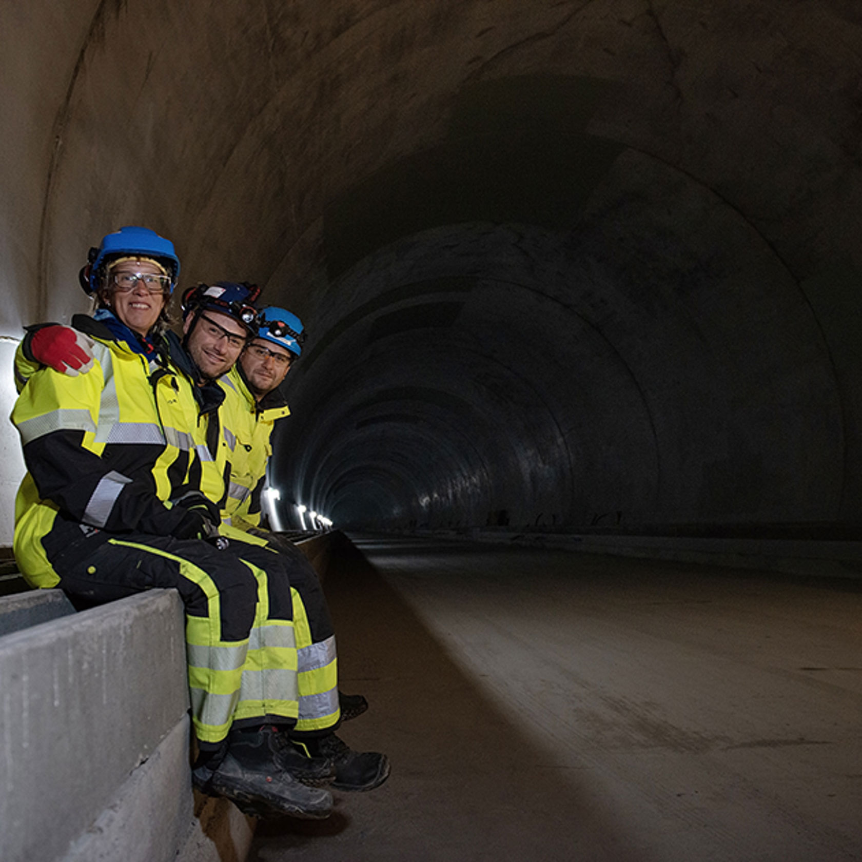 Tre mennesker i tunnel