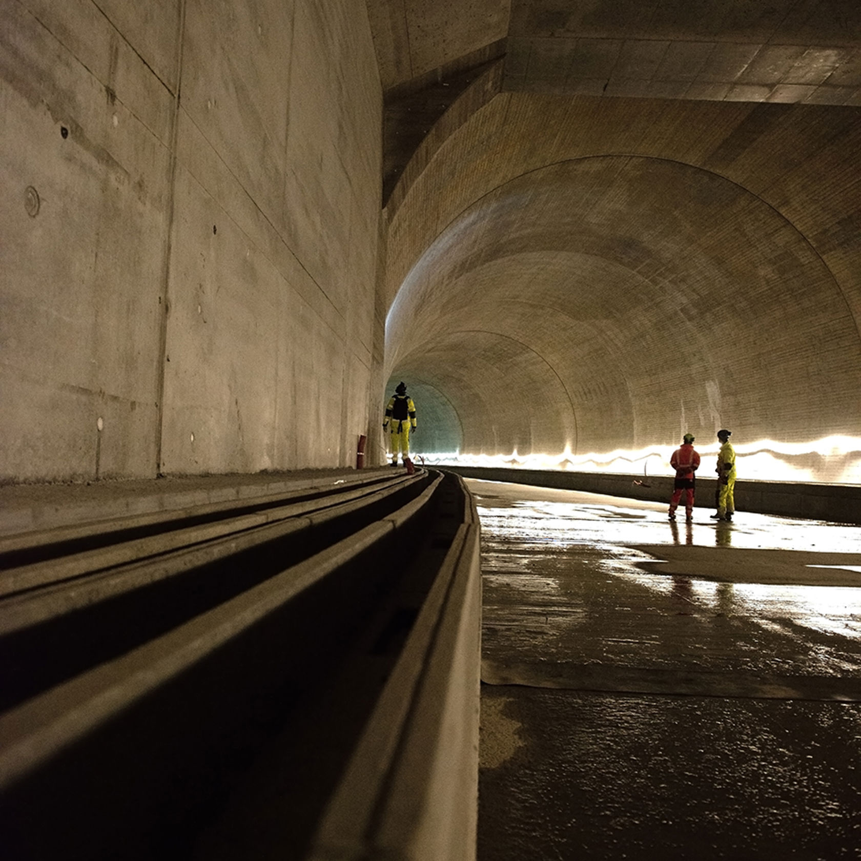 Bilde av mennesker i tunnel