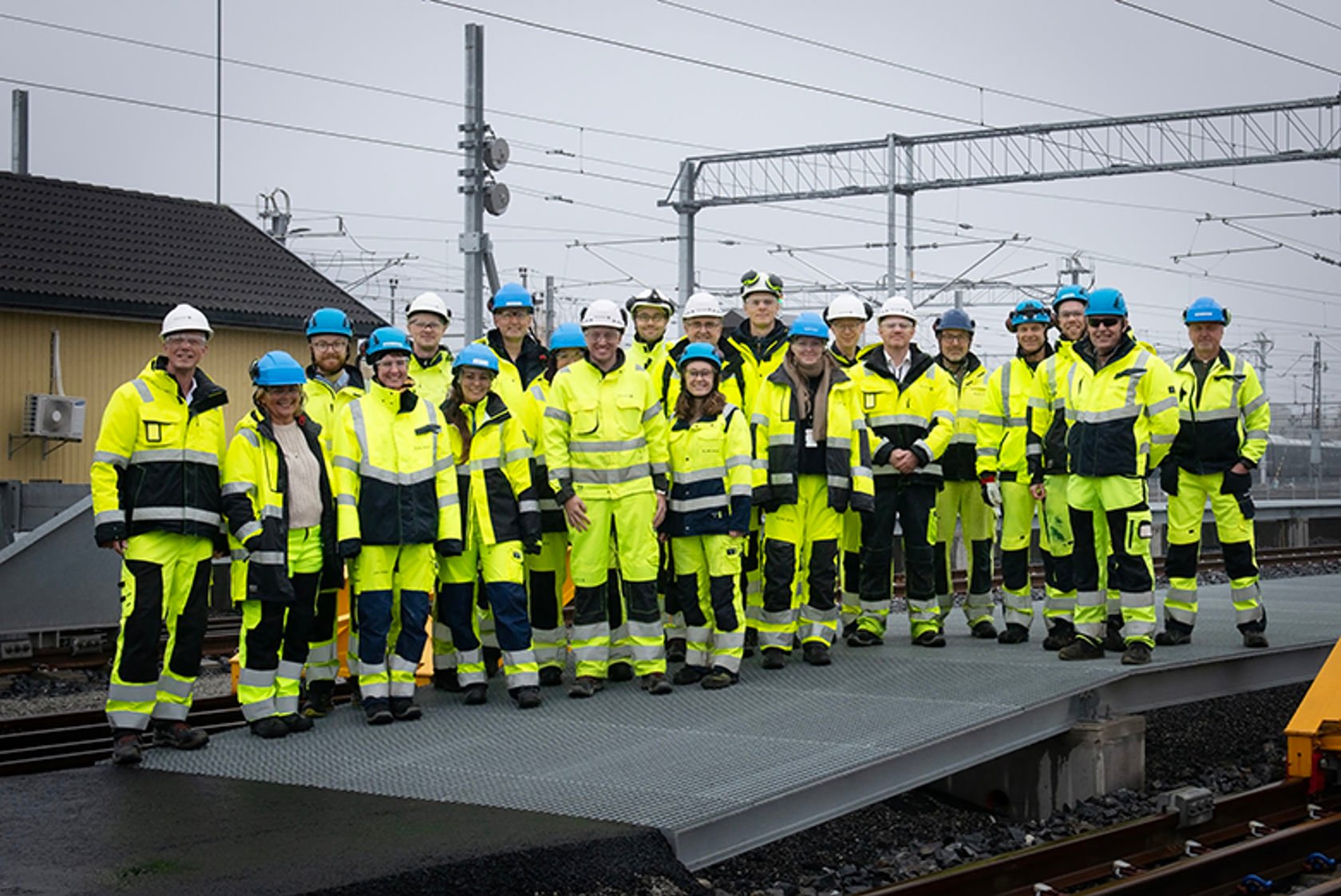 Fornøyd gjeng i gult arbeidstøy