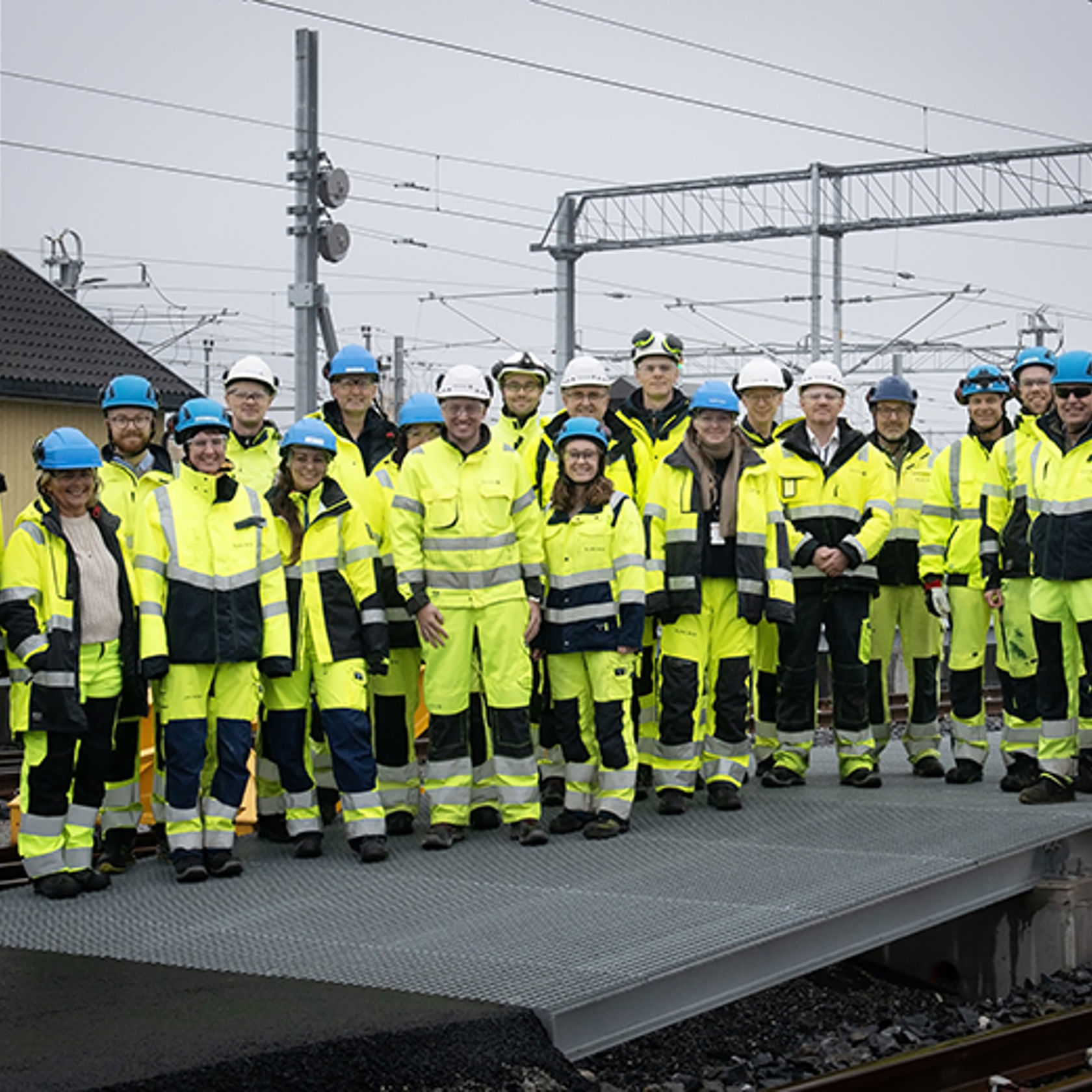 Fornøyd gjeng i gult arbeidstøy