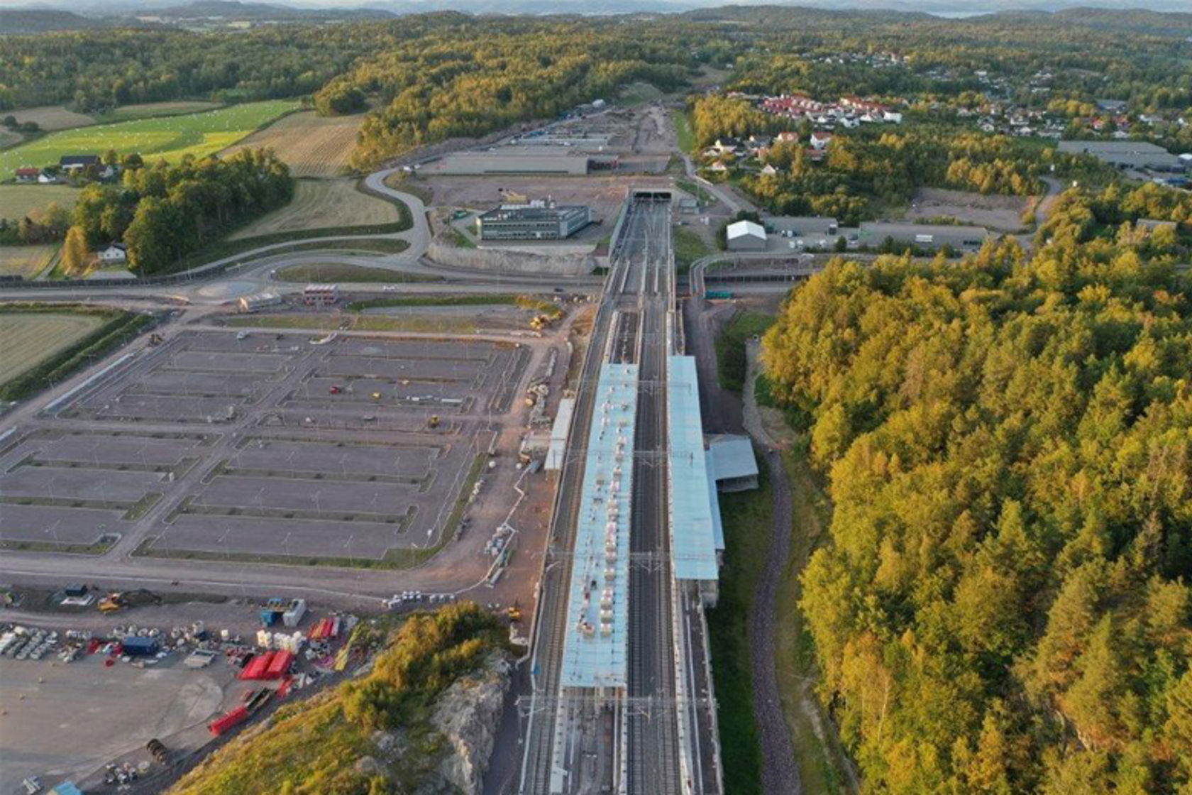 Dronefoto av anleggsplassen til nye Horten stasjon med tilhørende parkeringsplass. 