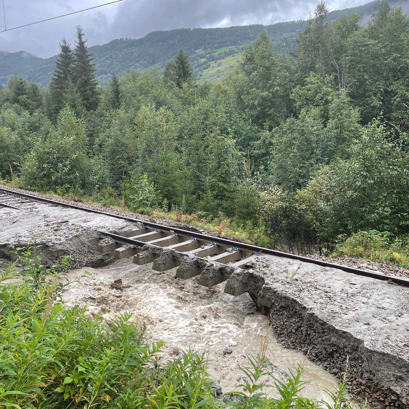 Masser under jernbanesporet mellom Gol og Torpo er skylt bort av regnet.