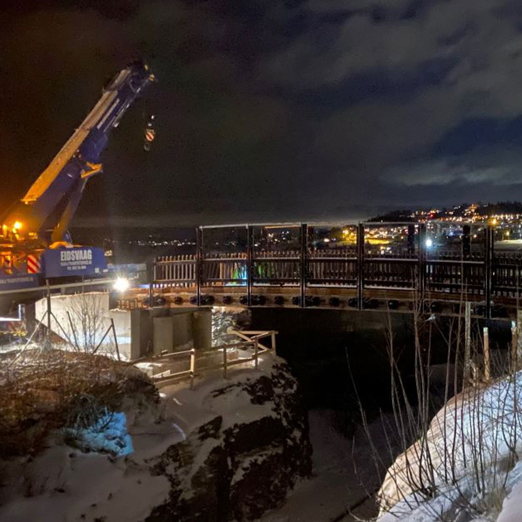 Bildet viser at den nye brua ble heiset på plass med kran og montert natt til 22. februar.