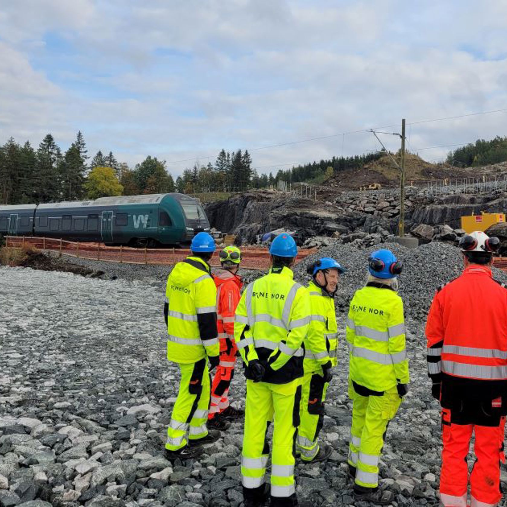 Togene på Dovrebanen passerer daglig anleggsområdet på Kleverud. 