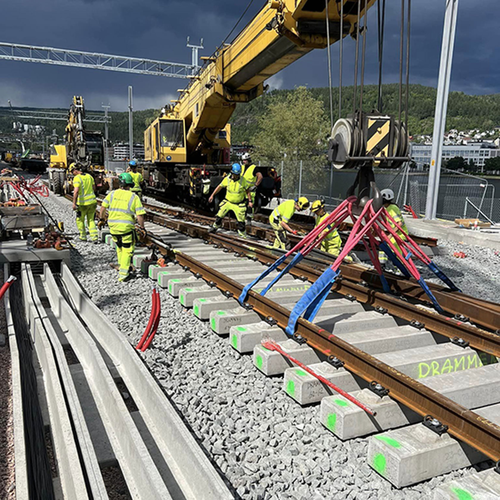 Bilde av folk i vernetøy som jobber i sporet