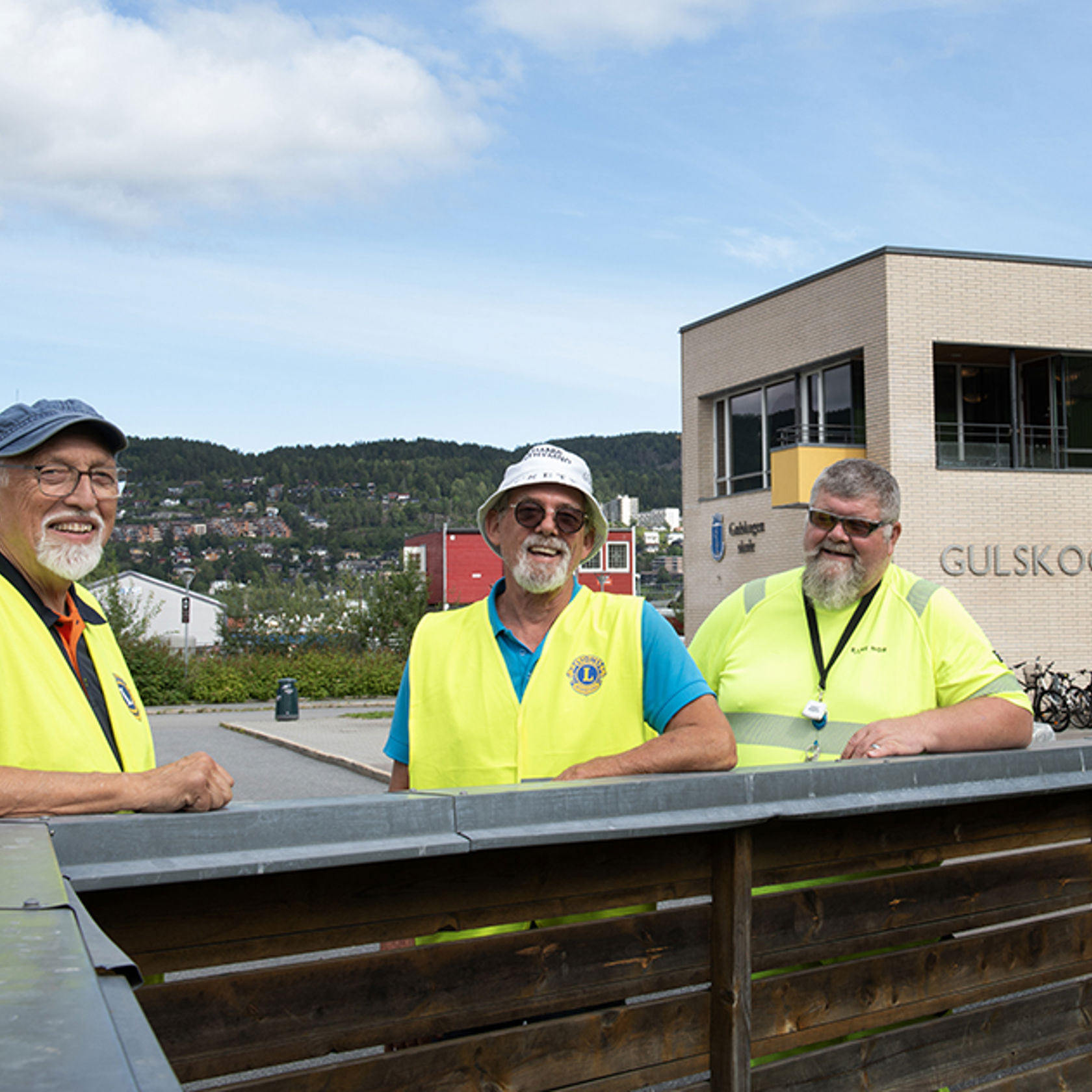 Tre menn foran Gulskogen skole