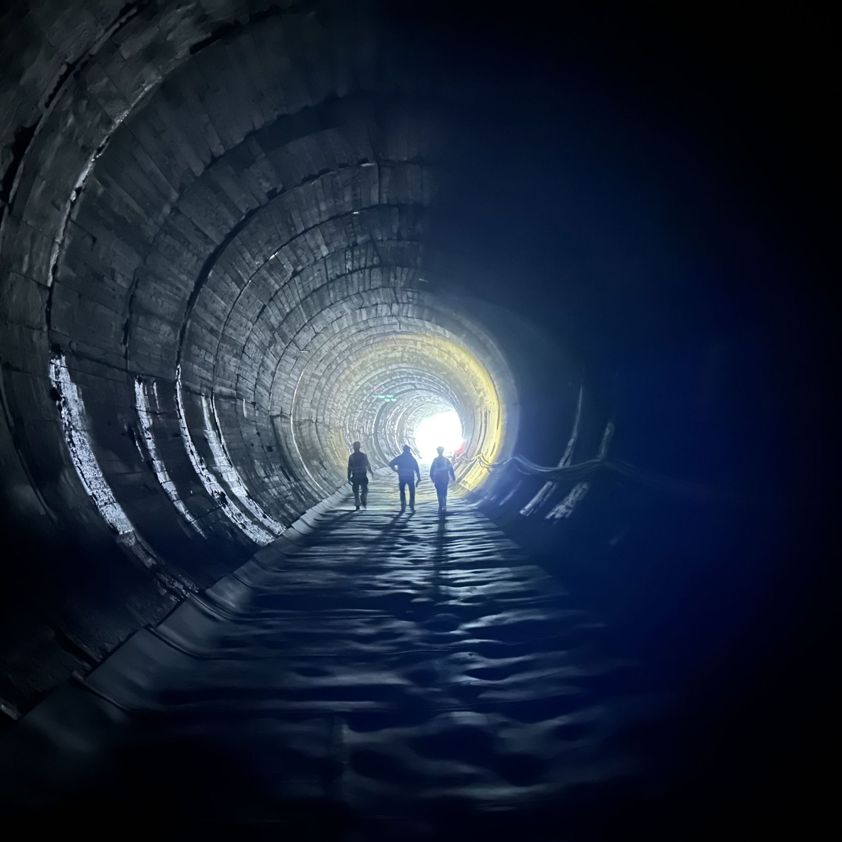 Mørk tunnel med lysåpning i enden