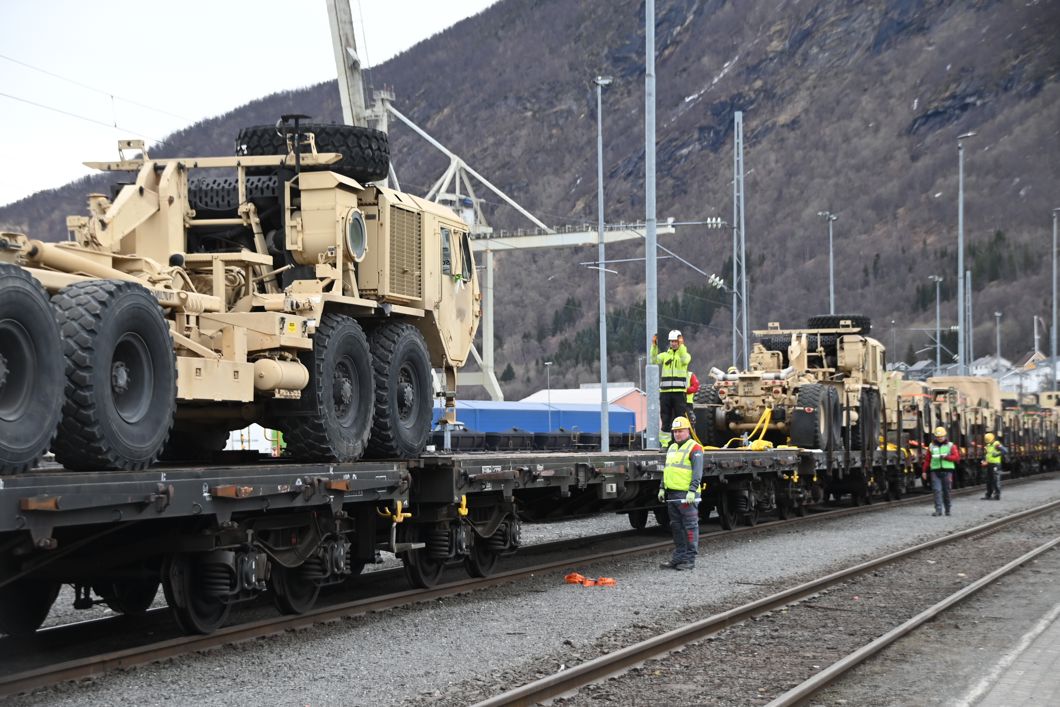 Militære kjøretøy på jernbanevogner 