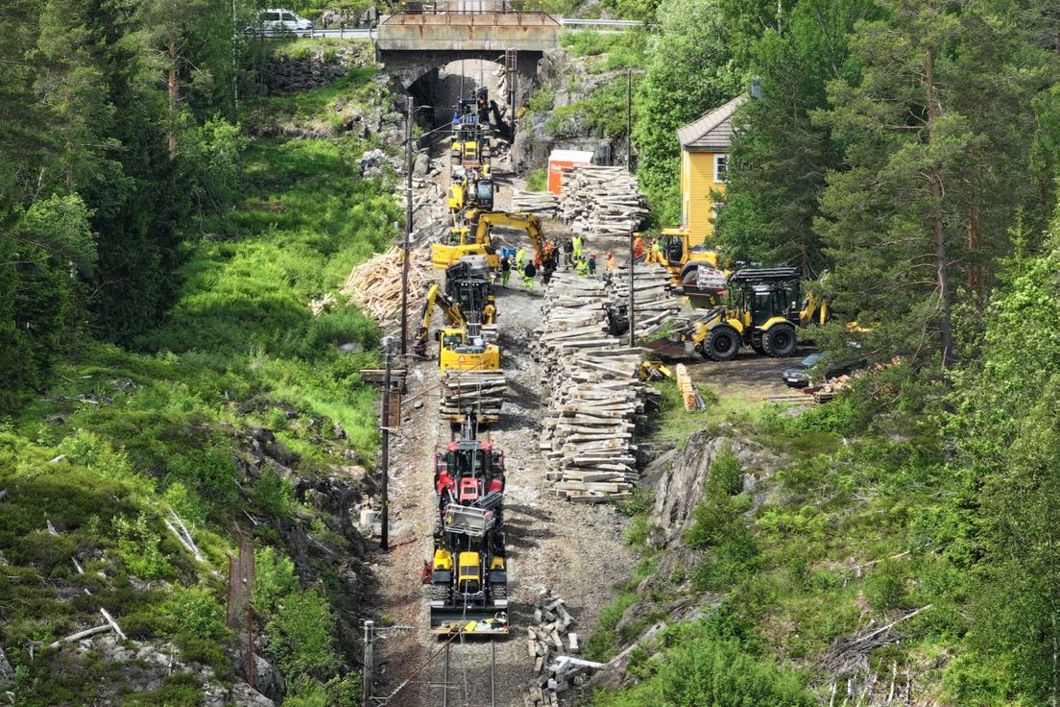 Mange anleggsmaskiner jobber på jernbanen