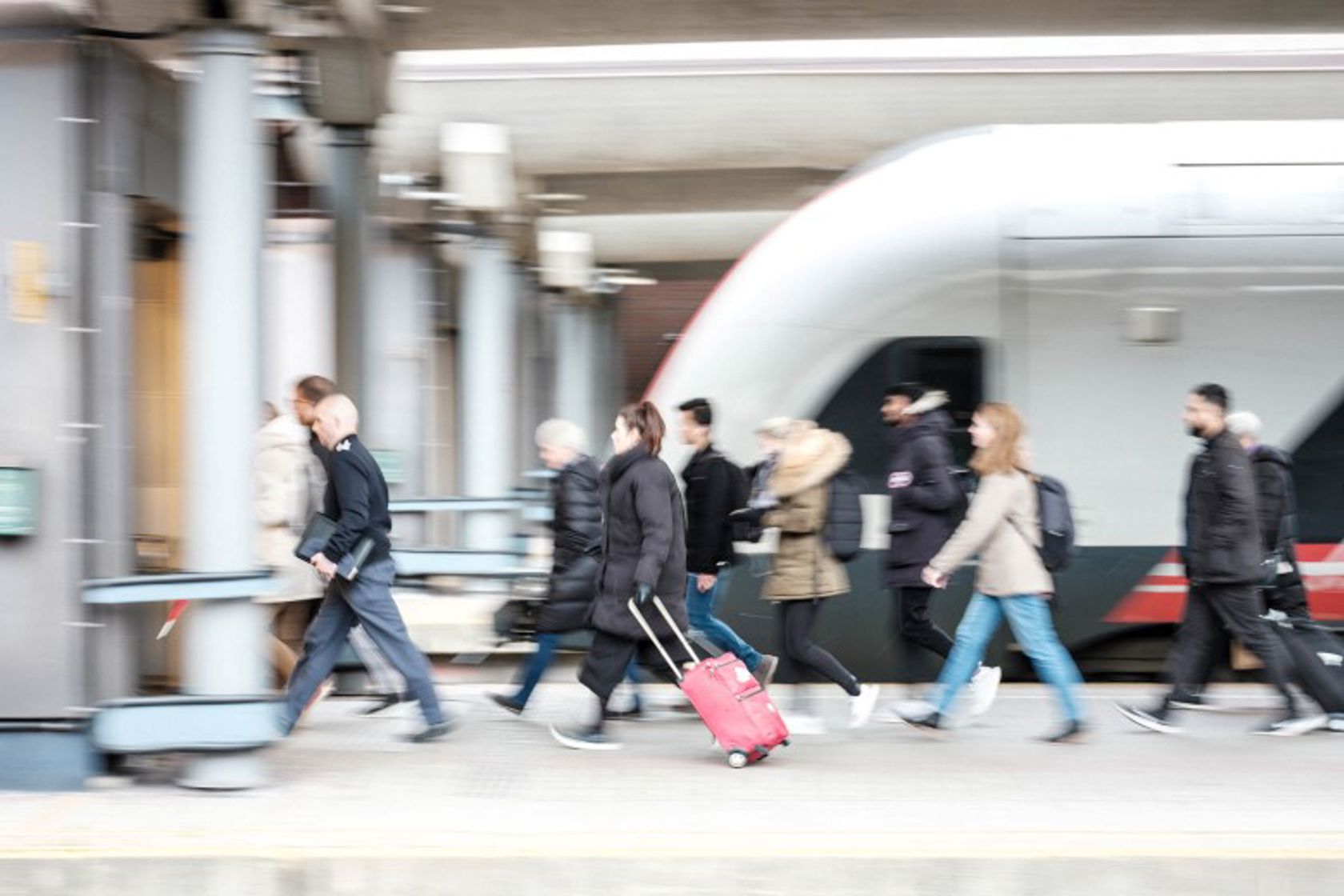 Mennesker på perrong på Oslo S