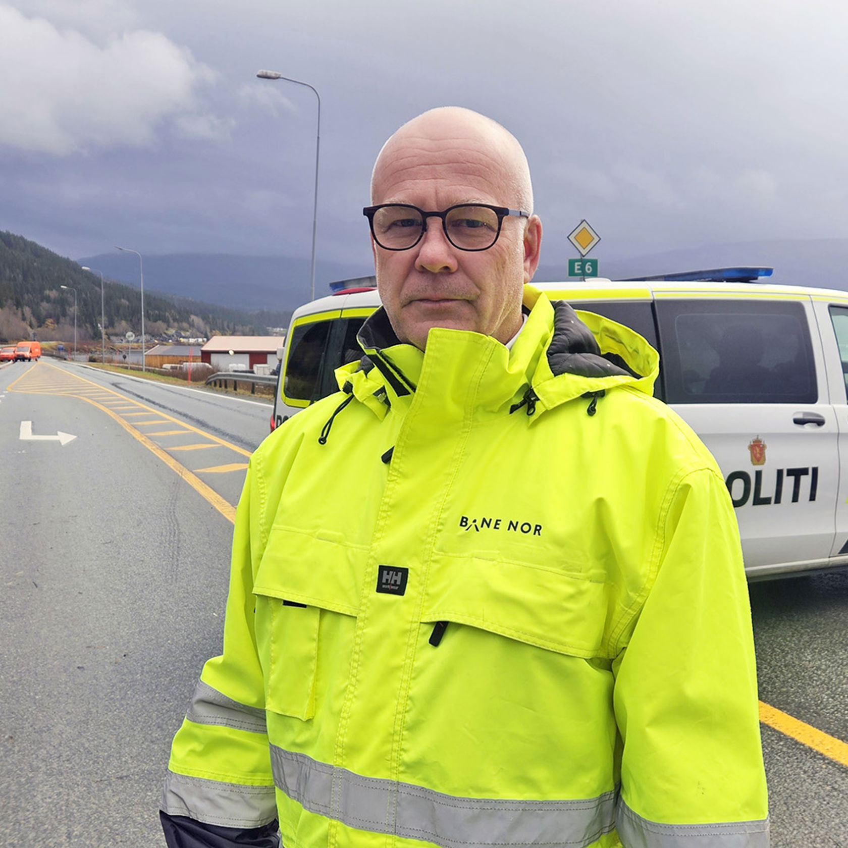 Konsernsjefen er avbildet på ulykkesstedet. I bakgrunnen står en politibil.