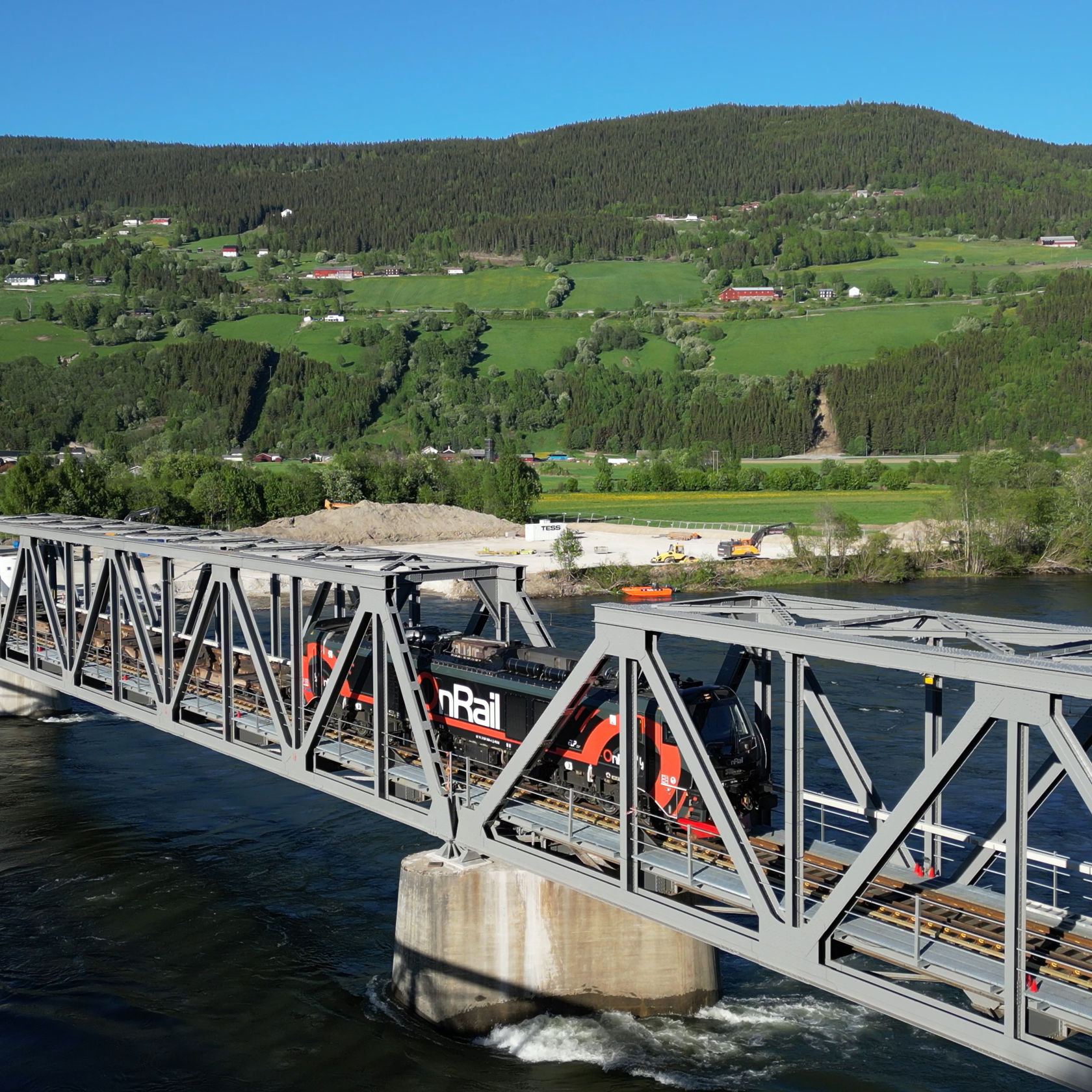 Godstog køyrer over jernbanebru