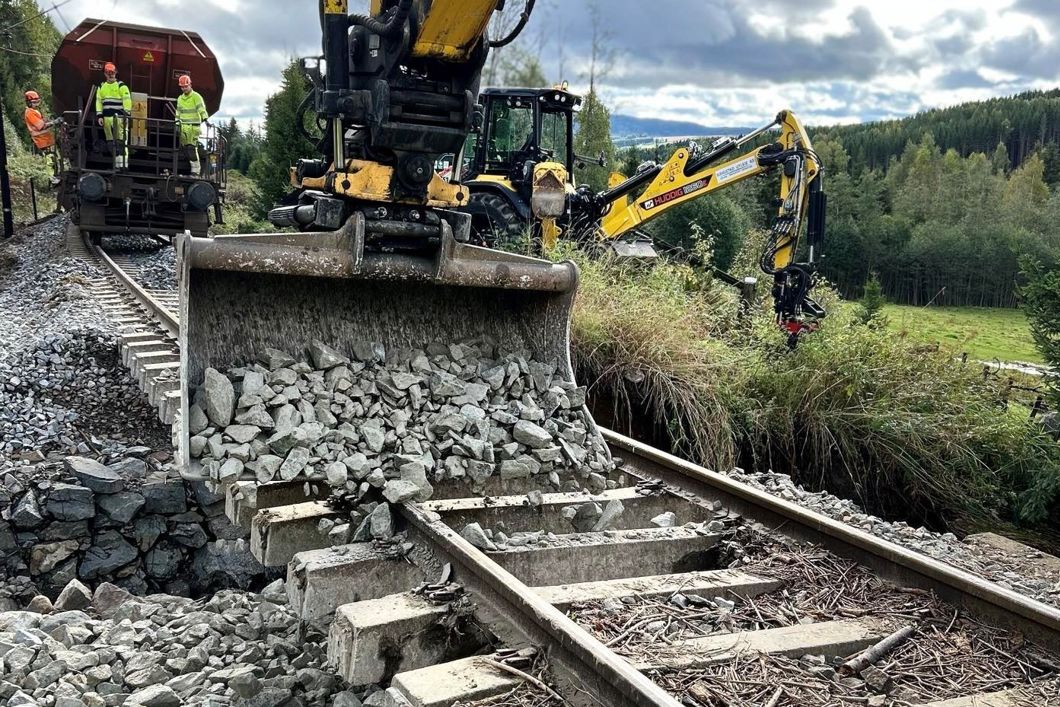 Steinene under jernbanesvillene har forsvunnet på grunn av mye vann. 