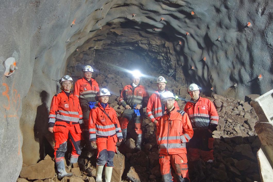 Bilde av mennesker iført vernetøy i tunnel.