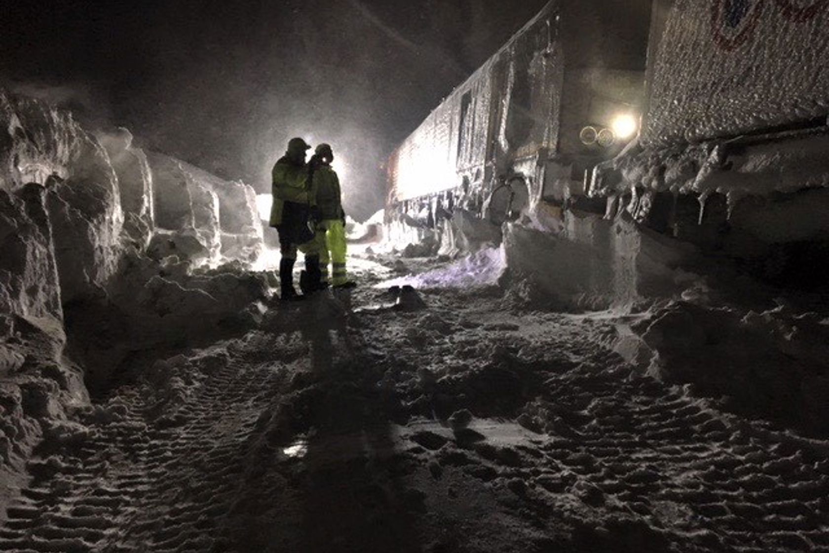 Snøkaos på natta, et godstog står fast i snøstorm