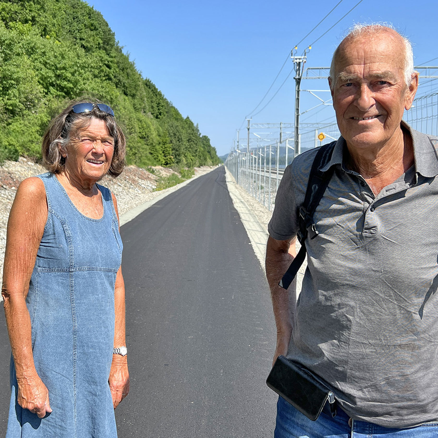 Turgåerne med en rett strekning av turveien og jernbanesporet i bakgrunnen.