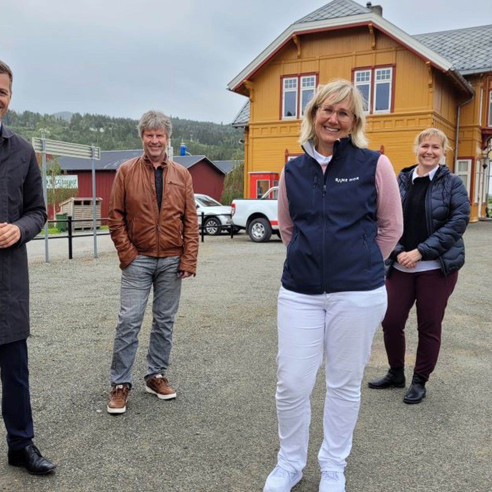 Samferdselsminister Knut Arild Hareide ble orientert om elektrifiseringsprosjektet av prosjektleder for elektrifiseringen John Petter Reklev, konserndirektør Utbygging Stine Ilebrekke Undrum og prosjektsjef Utbygging Midt Stine Wist. da han var på Hell stasjon.