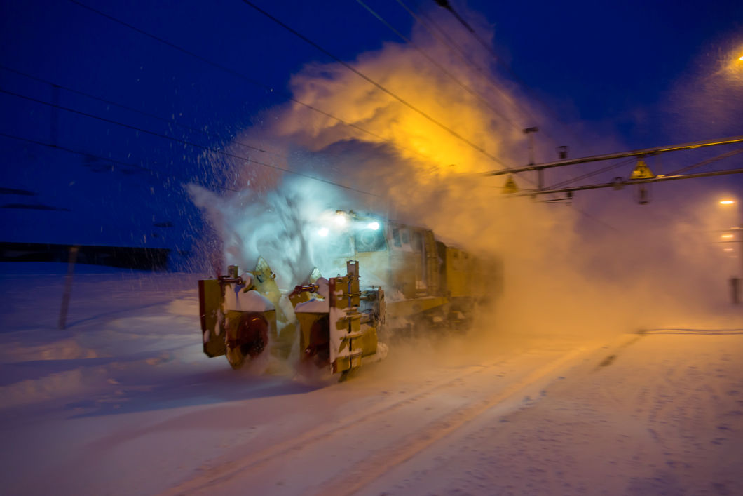 Beilhack snøfreser rydder snø i vintermørket