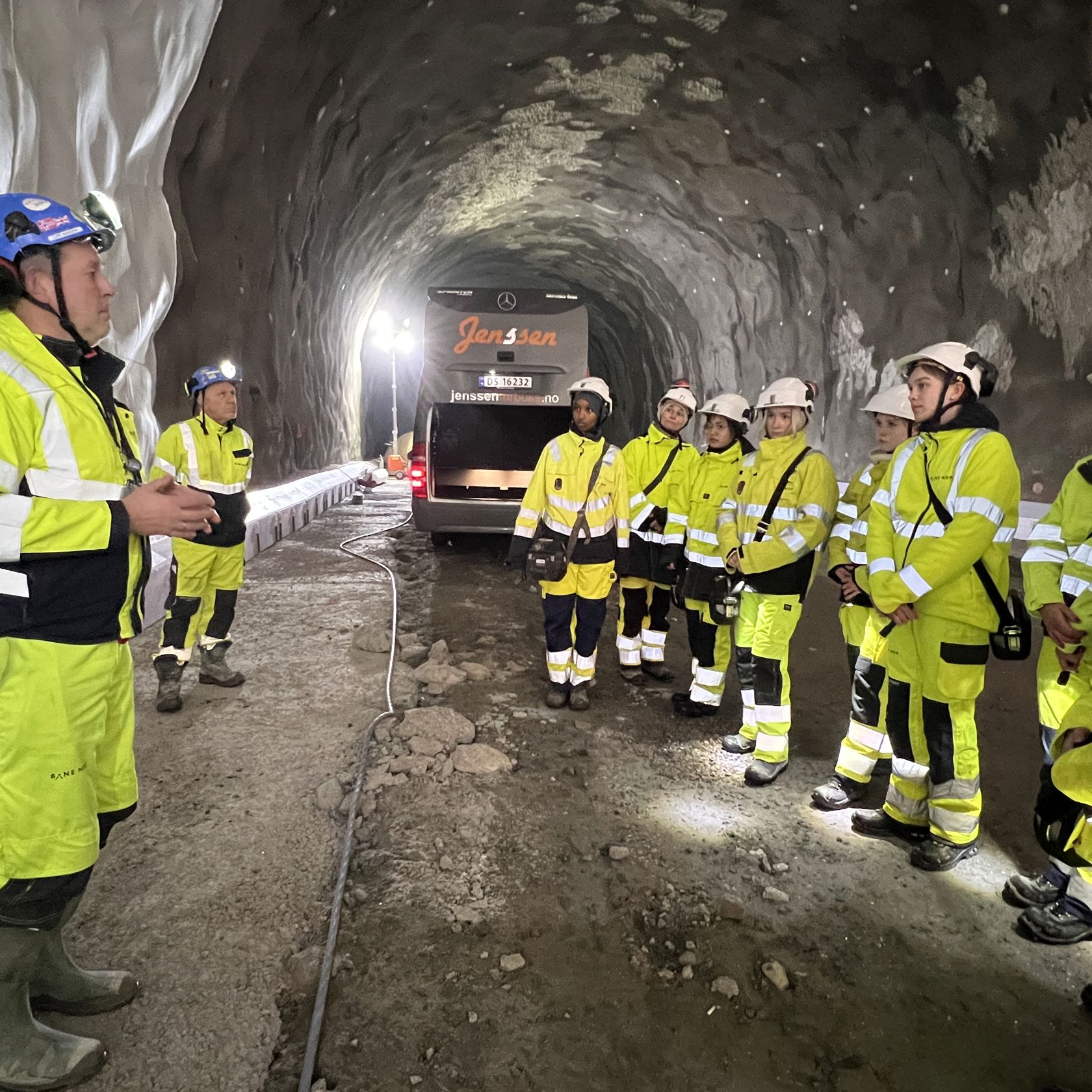 Menn og kvinner i vernetøy avbildet i tunnel