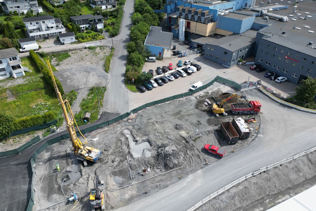 Dronefoto som viser jetpele-rigg i arbeidet ved siden av Rockwool-fabrikken. 