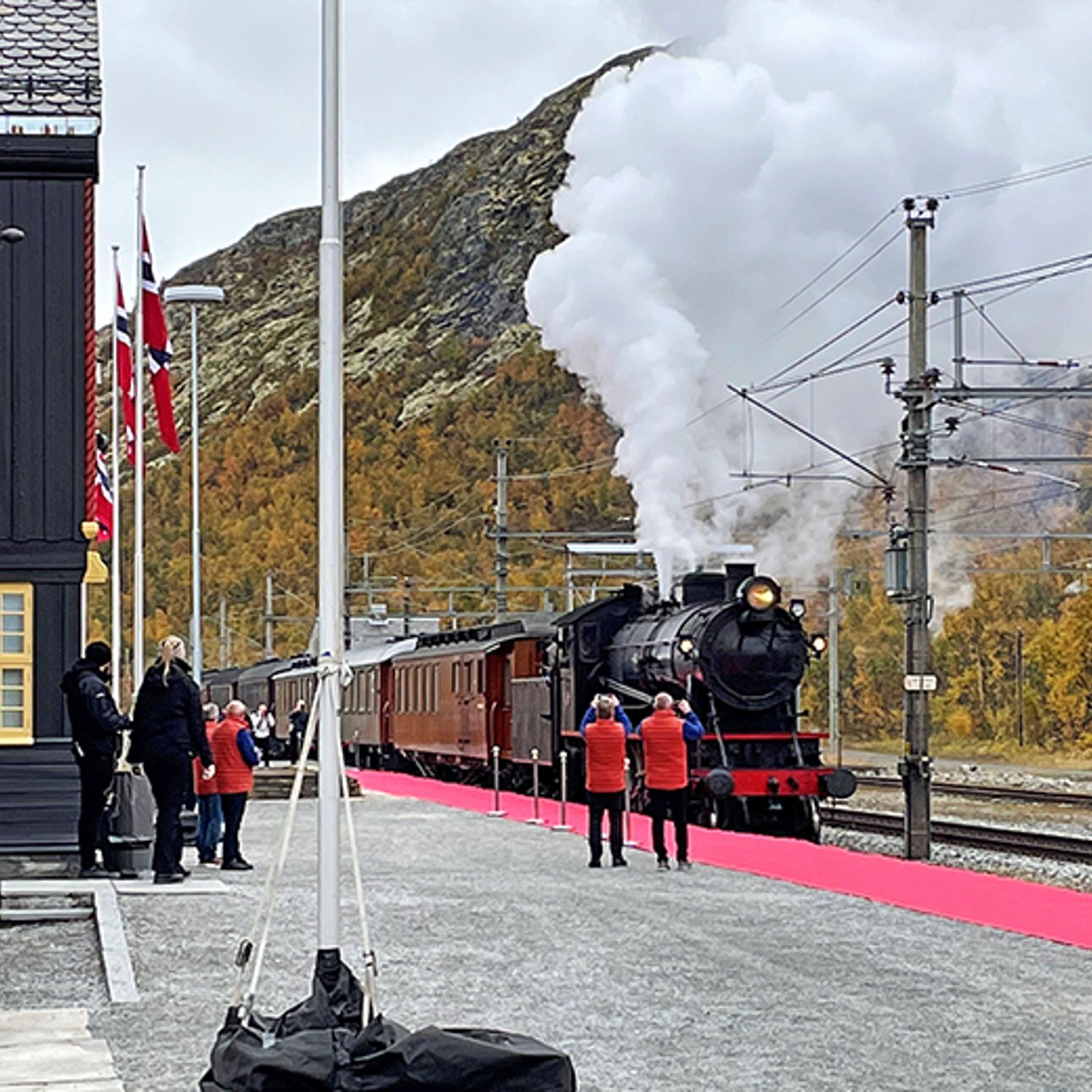 Et gammelt damptog ankommer Hjerkinn stasjon.