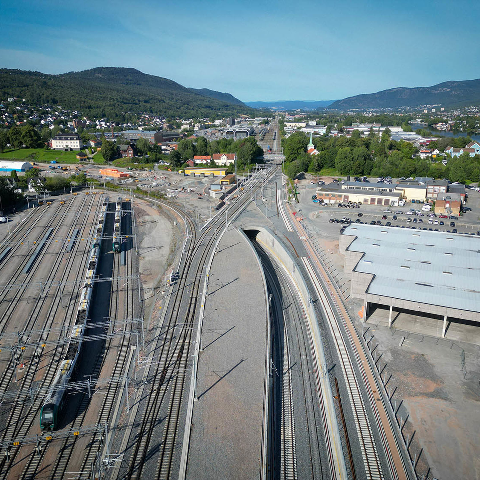 Anleggsområde ved eksisterende jernbanespor.