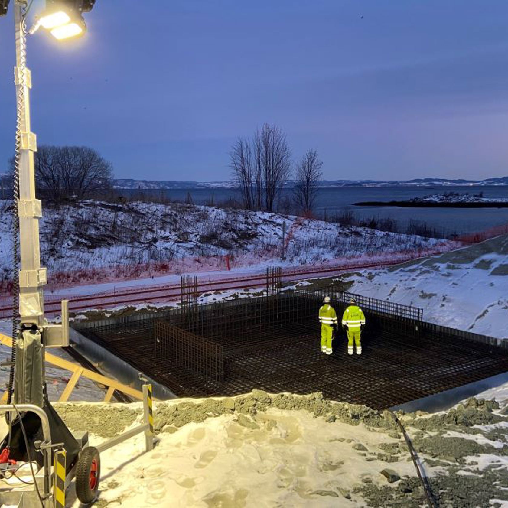 Bildet viser at det jobbes med armering av fundamentplater for den nye brua på Være som skal erstatte nåværende før sommeren 2022.