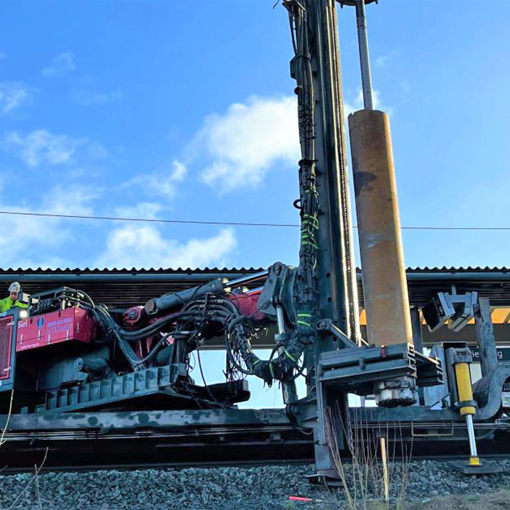 Bilde viser boring på Marienborg stasjon av det første fundamentet for KL/AT på Trlnderbanen